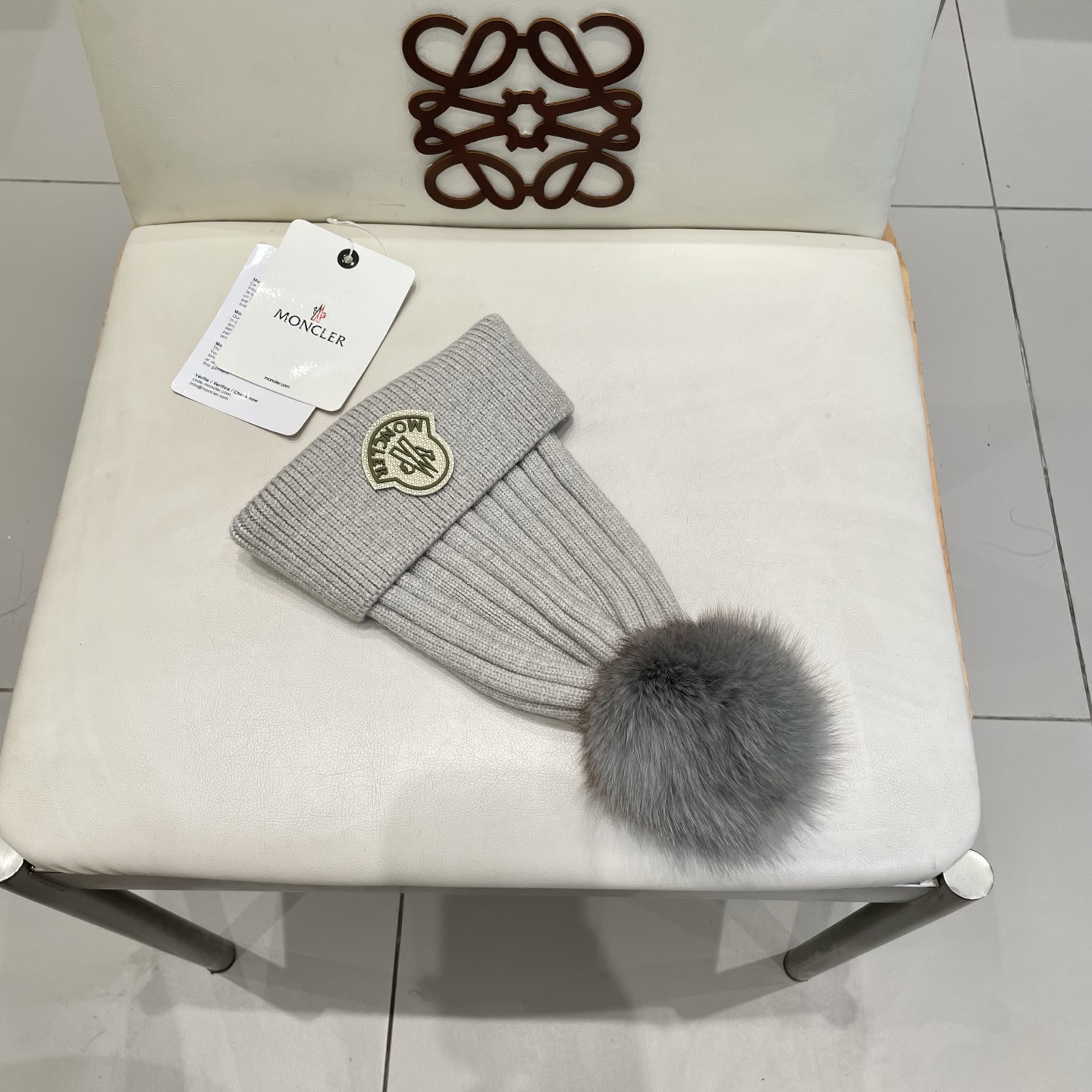 蒙口。经典蒙口毛线帽！配真狐狸毛球小姐姐的冬日最爱～随便搭配什么衣服都好看！又减龄又显可爱的一款～颜色很