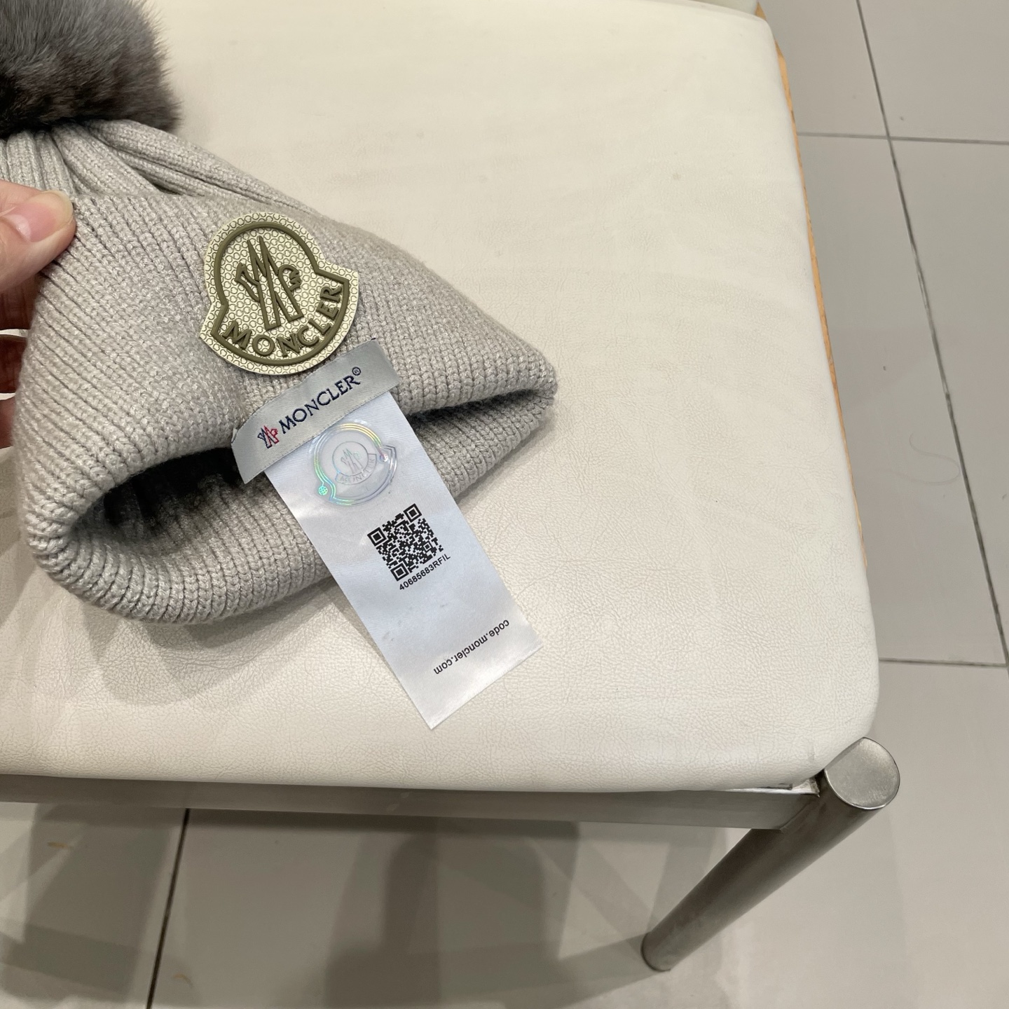 蒙口。经典蒙口毛线帽！配真狐狸毛球小姐姐的冬日最爱～随便搭配什么衣服都好看！又减龄又显可爱的一款～颜色很