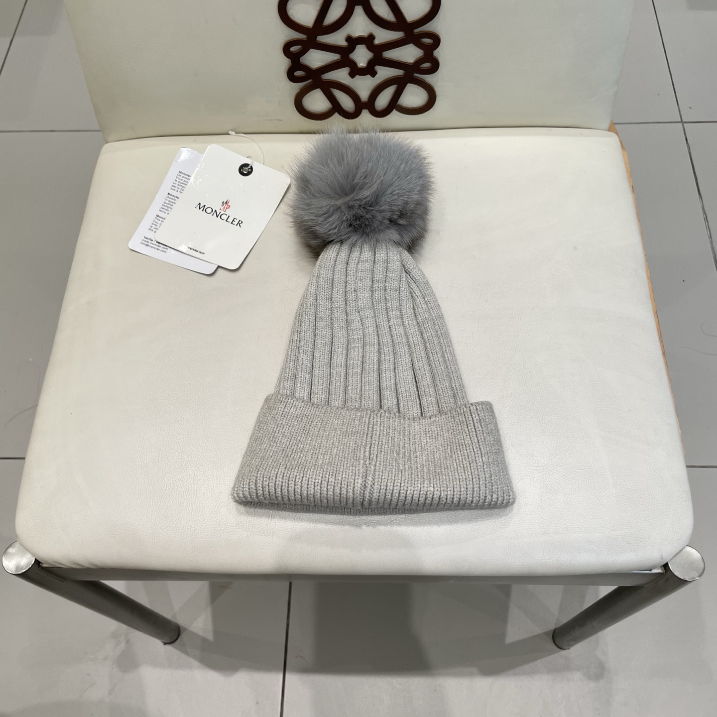 蒙口。经典蒙口毛线帽！配真狐狸毛球小姐姐的冬日最爱～随便搭配什么衣服都好看！又减龄又显可爱的一款～颜色很