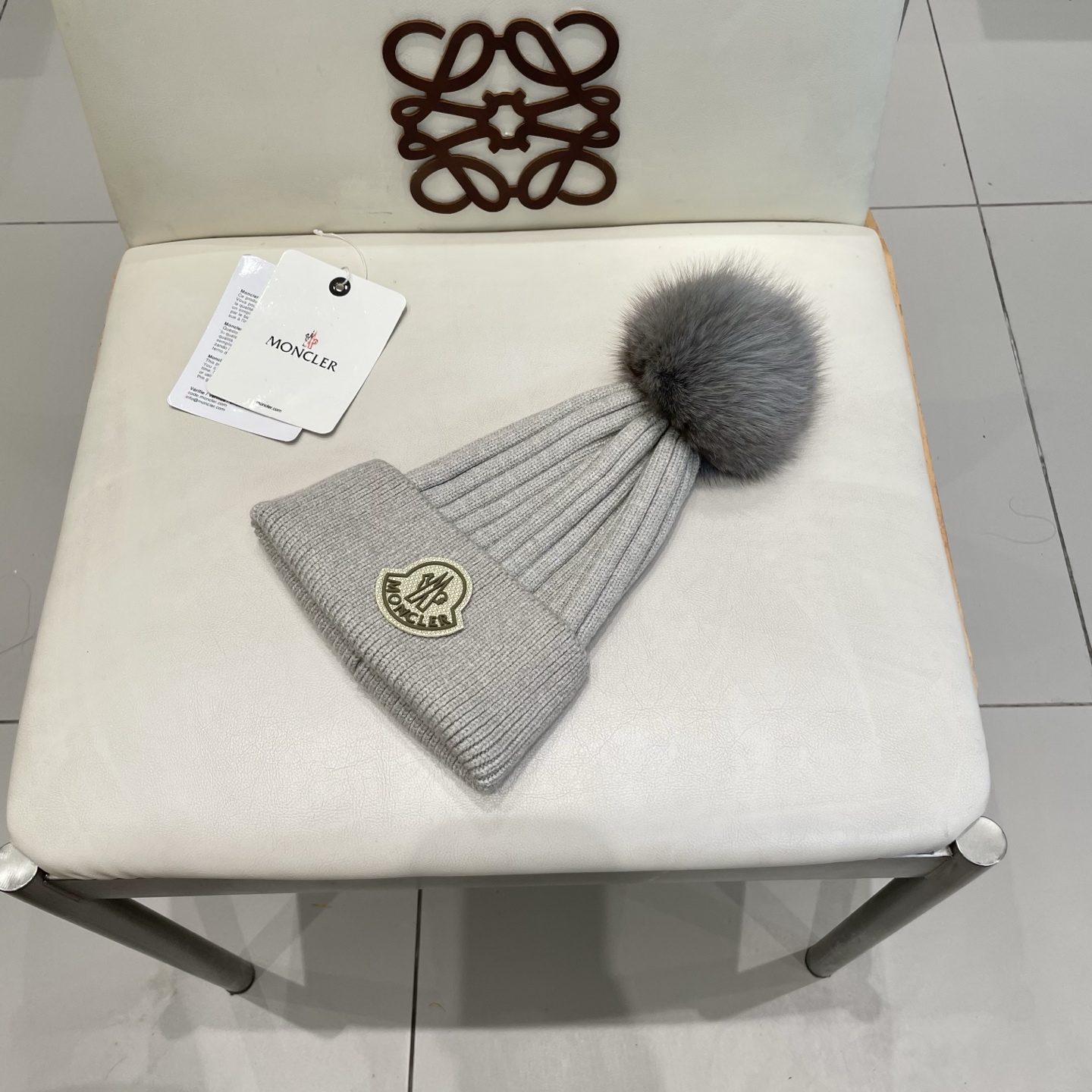 蒙口。经典蒙口毛线帽！配真狐狸毛球小姐姐的冬日最爱～随便搭配什么衣服都好看！又减龄又显可爱的一款～颜色很