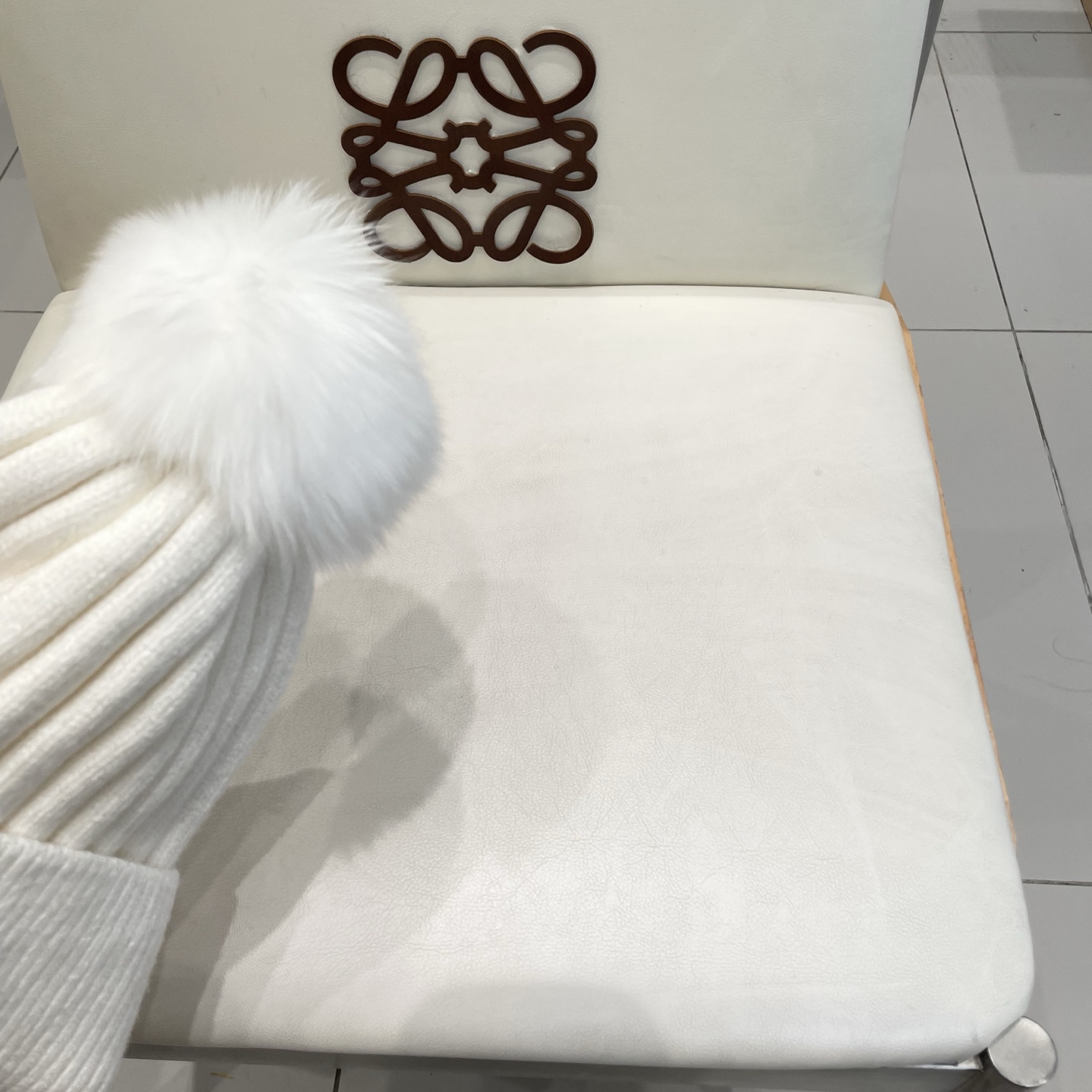 蒙口。经典蒙口毛线帽！配真狐狸毛球小姐姐的冬日最爱～随便搭配什么衣服都好看！又减龄又显可爱的一款～颜色很