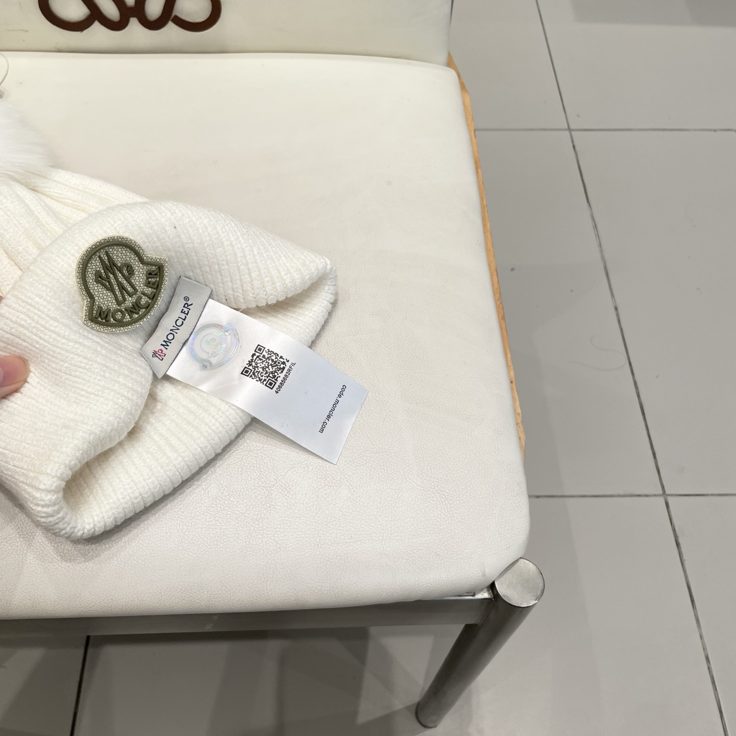 蒙口。经典蒙口毛线帽！配真狐狸毛球小姐姐的冬日最爱～随便搭配什么衣服都好看！又减龄又显可爱的一款～颜色很