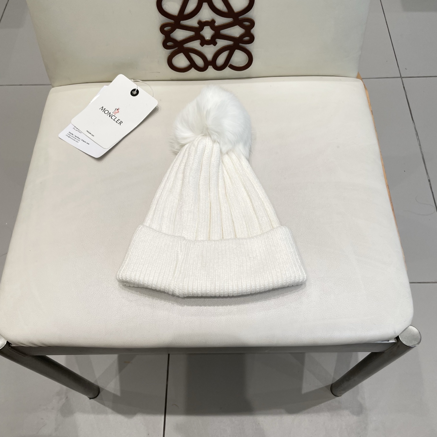 蒙口。经典蒙口毛线帽！配真狐狸毛球小姐姐的冬日最爱～随便搭配什么衣服都好看！又减龄又显可爱的一款～颜色很