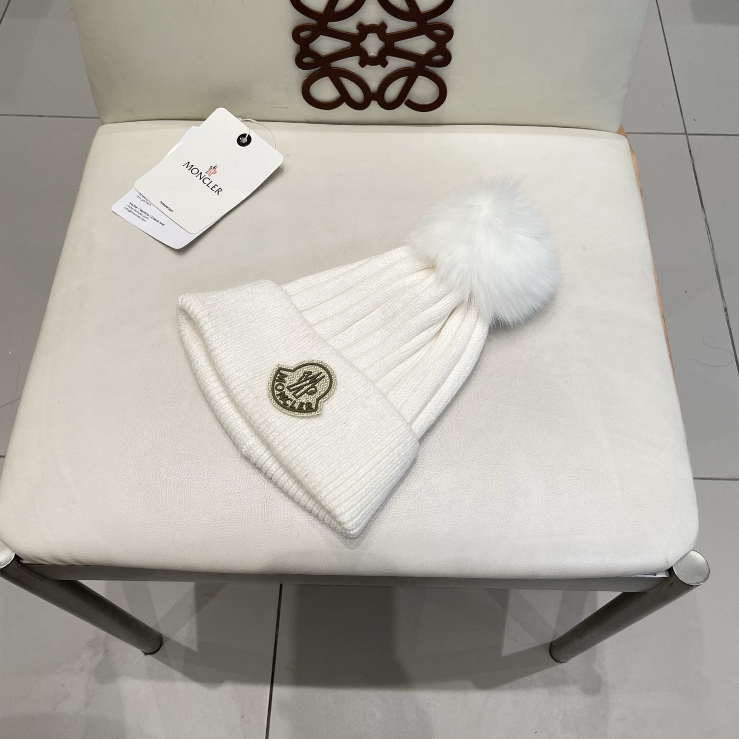 蒙口。经典蒙口毛线帽！配真狐狸毛球小姐姐的冬日最爱～随便搭配什么衣服都好看！又减龄又显可爱的一款～颜色很