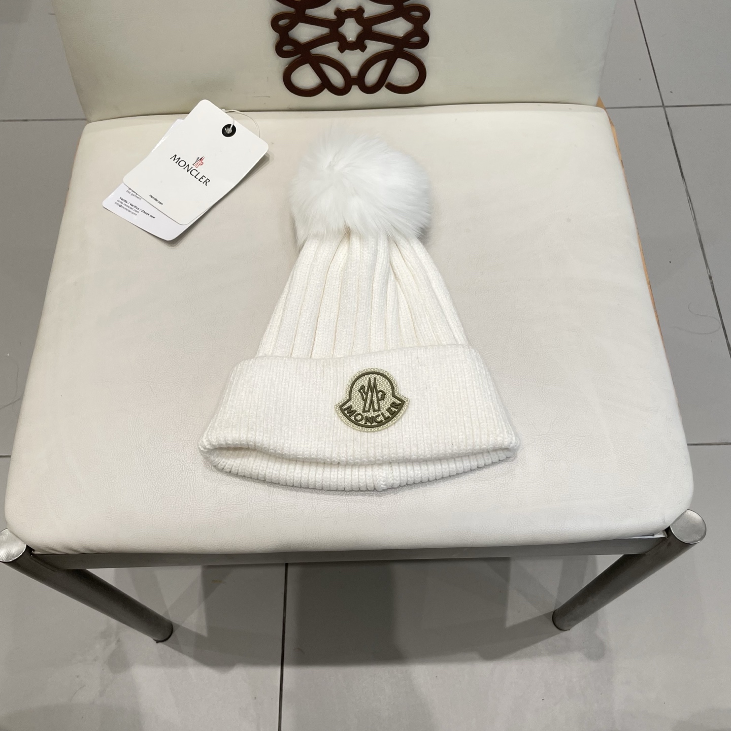 蒙口。经典蒙口毛线帽！配真狐狸毛球小姐姐的冬日最爱～随便搭配什么衣服都好看！又减龄又显可爱的一款～颜色很