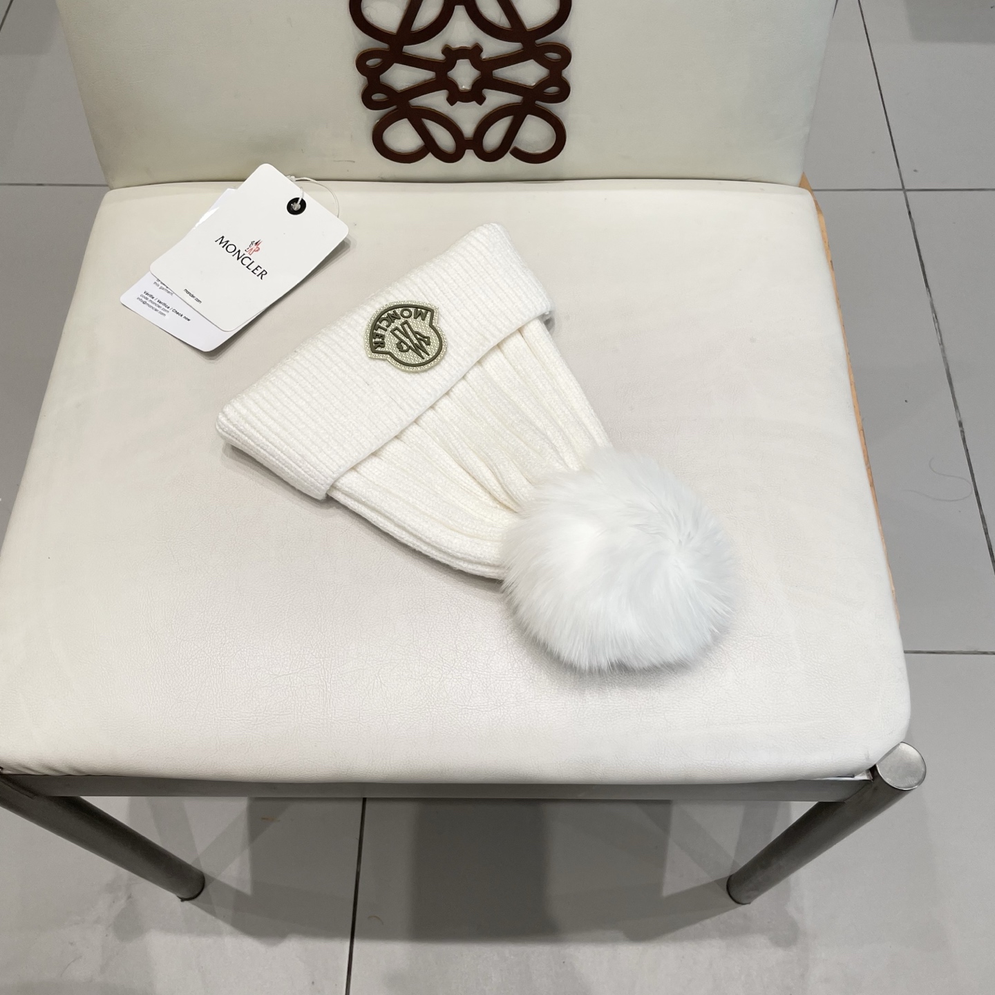 蒙口。经典蒙口毛线帽！配真狐狸毛球小姐姐的冬日最爱～随便搭配什么衣服都好看！又减龄又显可爱的一款～颜色很