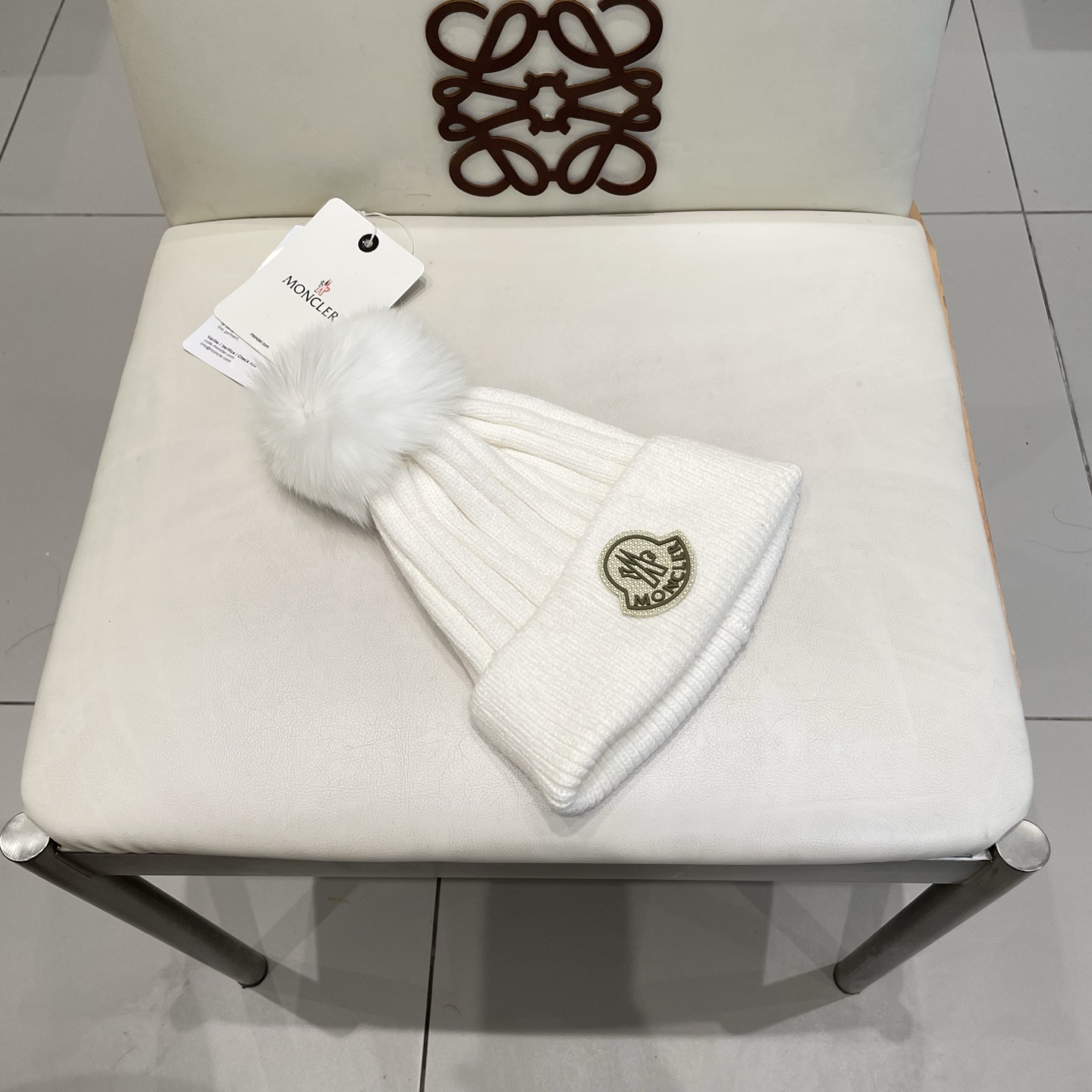 蒙口。经典蒙口毛线帽！配真狐狸毛球小姐姐的冬日最爱～随便搭配什么衣服都好看！又减龄又显可爱的一款～颜色很