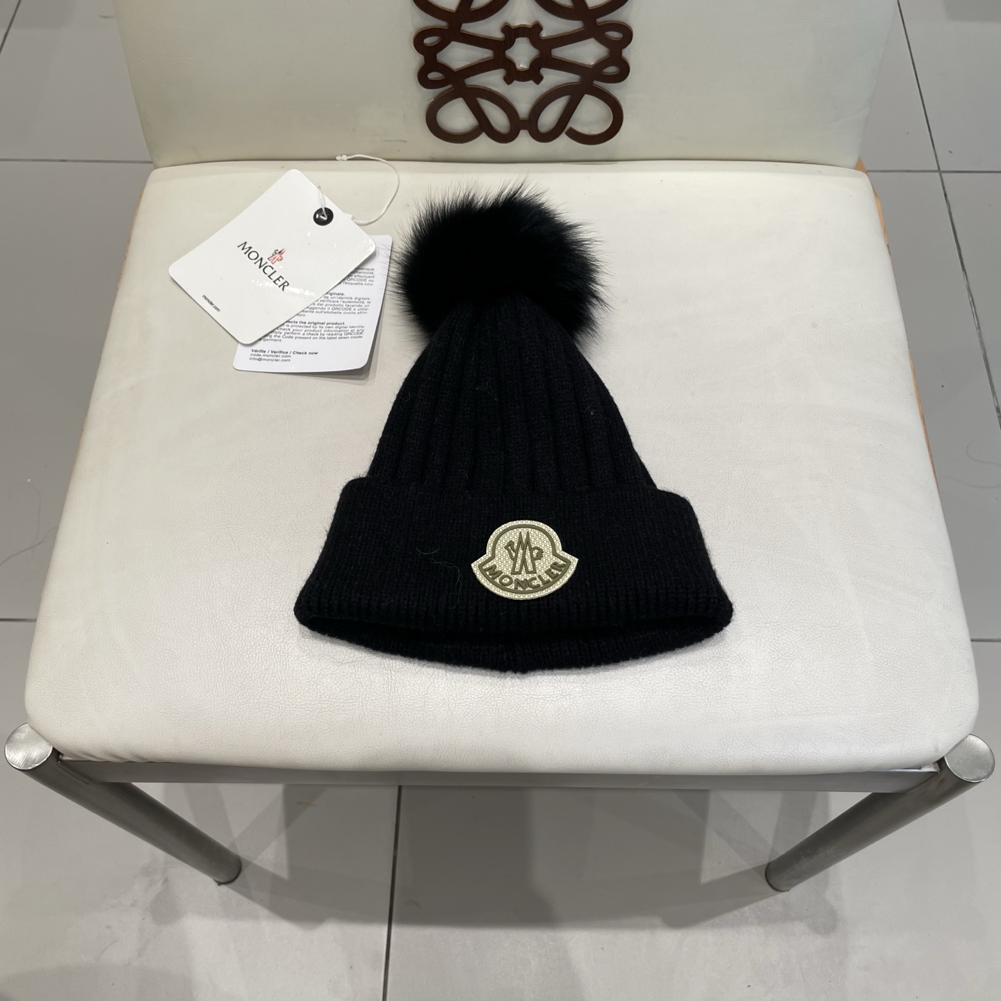 NO:364586,A classic wool hat with a hooded mouth!  My favorite winter with the real fox girl’s fox wool ball~ It looks good with any clothes!  A cute and age-reducing style~ with many colors, versatile~ The fur ball is equipped with screened fur balls!  Instead of the cheap fake wool balls on the market!  The fur balls are very soft and shiny!  Get it quickly ~ Hat Fisherman's hat Baseball hat Knitted hat, hat, Moncler, espadrilles, hats蒙口.经典蒙口毛线帽！配真狐狸毛球小姐姐的冬日最爱～随便搭配什么衣服都好看！又减龄又显可爱的一款～颜色很多,随心百搭～毛球配的是筛选过的真狐狸毛球！而不是市面上那种便宜的假毛球！毛球非常柔软,有光泽！快快入手～帽子渔夫帽棒球帽针织帽,帽子,Moncler,espadrilles,hats,hat