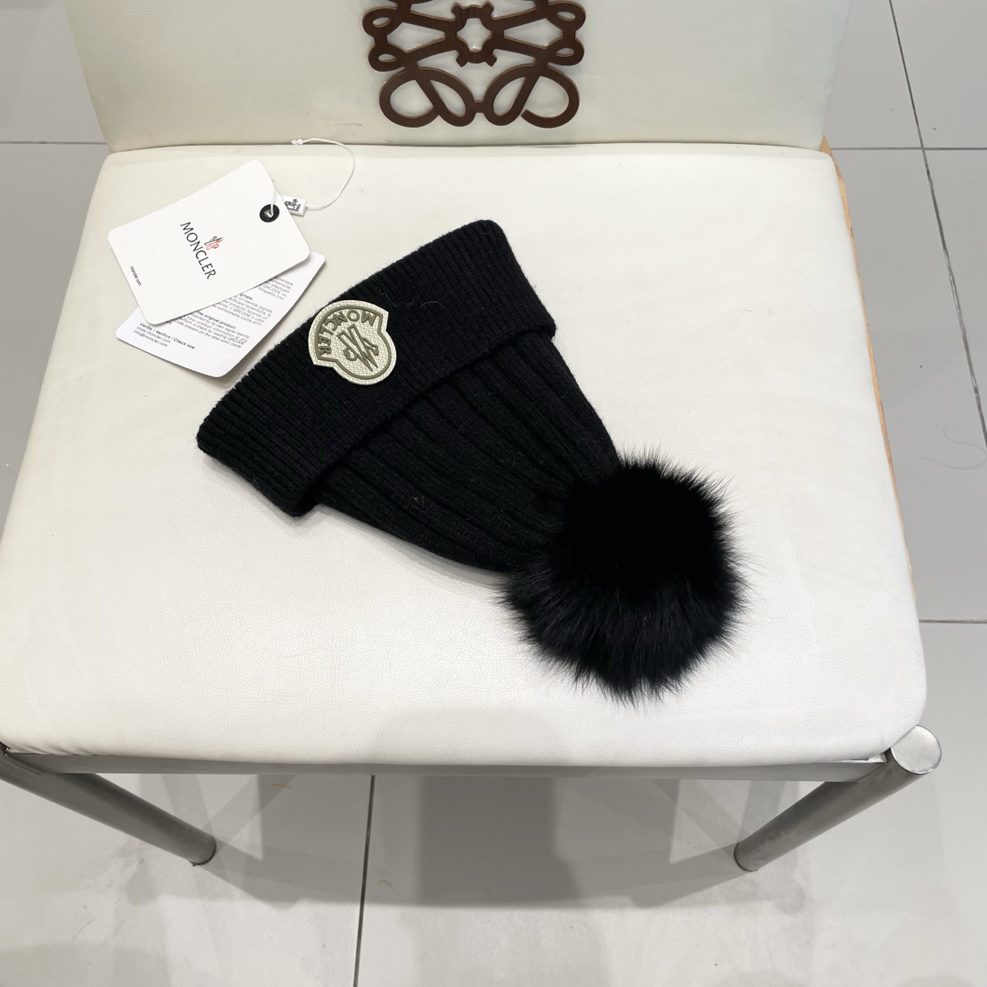 蒙口。经典蒙口毛线帽！配真狐狸毛球小姐姐的冬日最爱～随便搭配什么衣服都好看！又减龄又显可爱的一款～颜色很