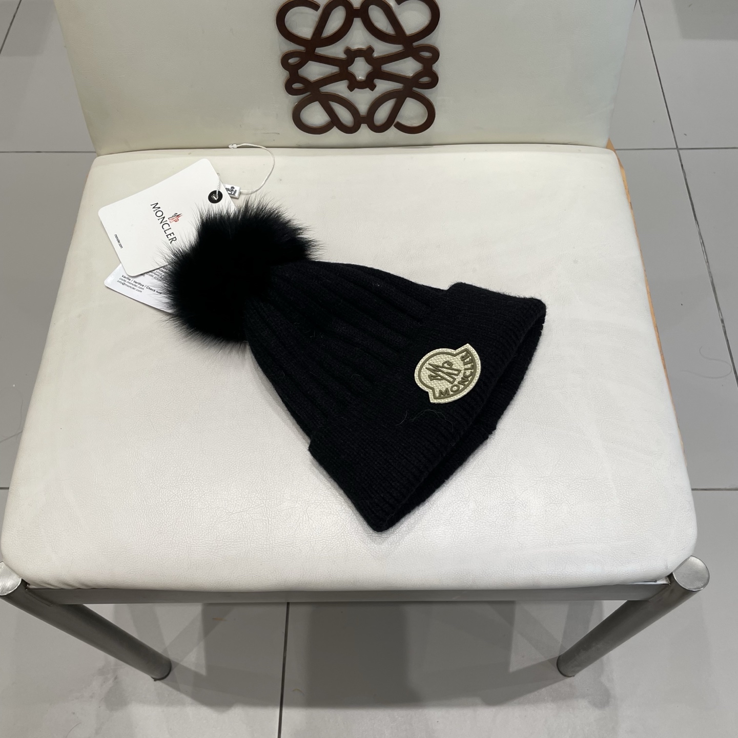 蒙口。经典蒙口毛线帽！配真狐狸毛球小姐姐的冬日最爱～随便搭配什么衣服都好看！又减龄又显可爱的一款～颜色很