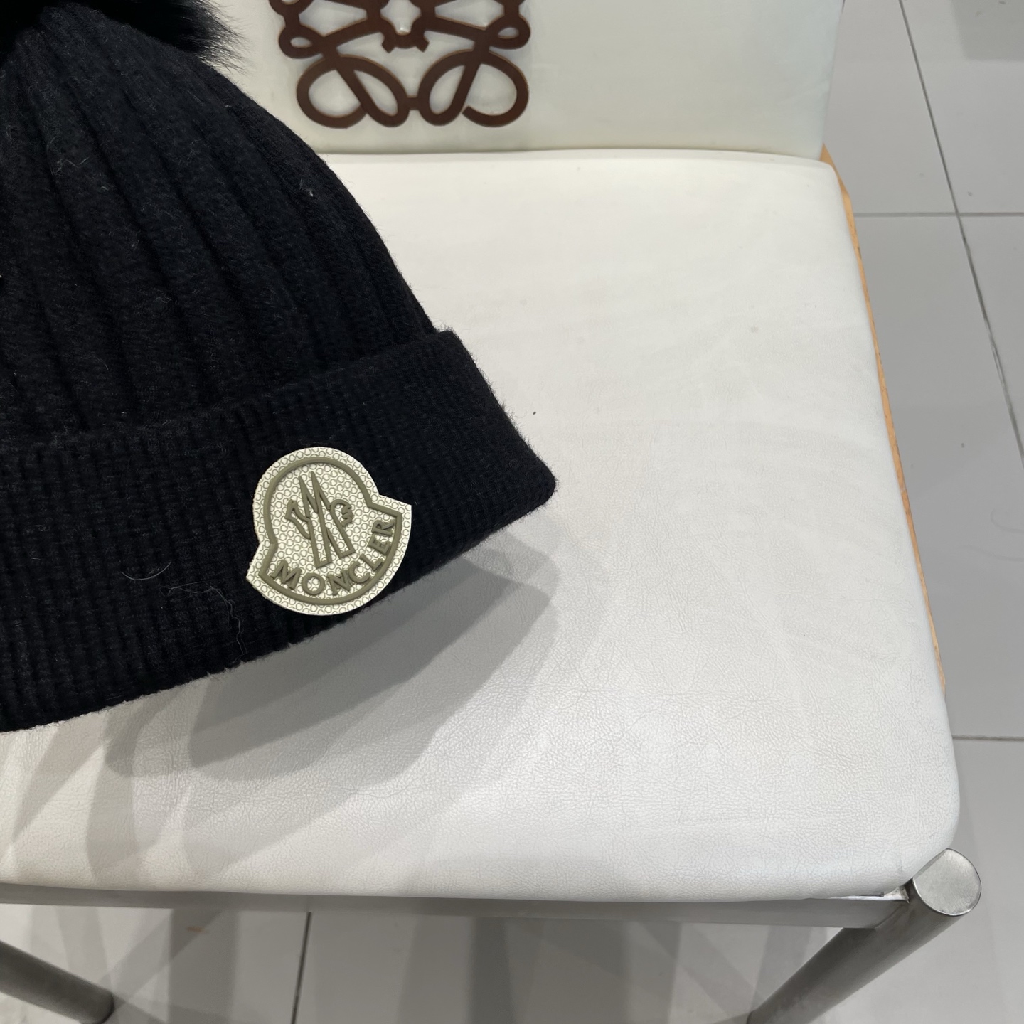 蒙口。经典蒙口毛线帽！配真狐狸毛球小姐姐的冬日最爱～随便搭配什么衣服都好看！又减龄又显可爱的一款～颜色很