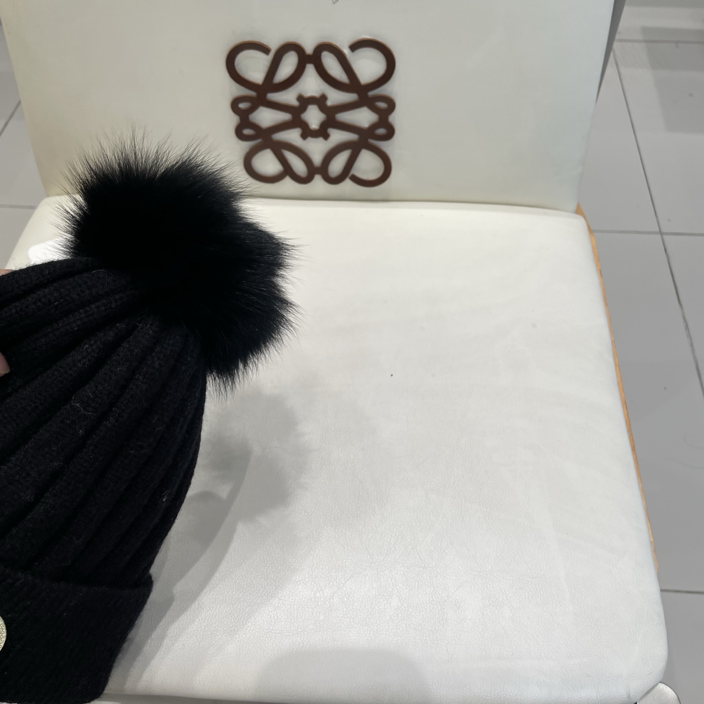 蒙口。经典蒙口毛线帽！配真狐狸毛球小姐姐的冬日最爱～随便搭配什么衣服都好看！又减龄又显可爱的一款～颜色很