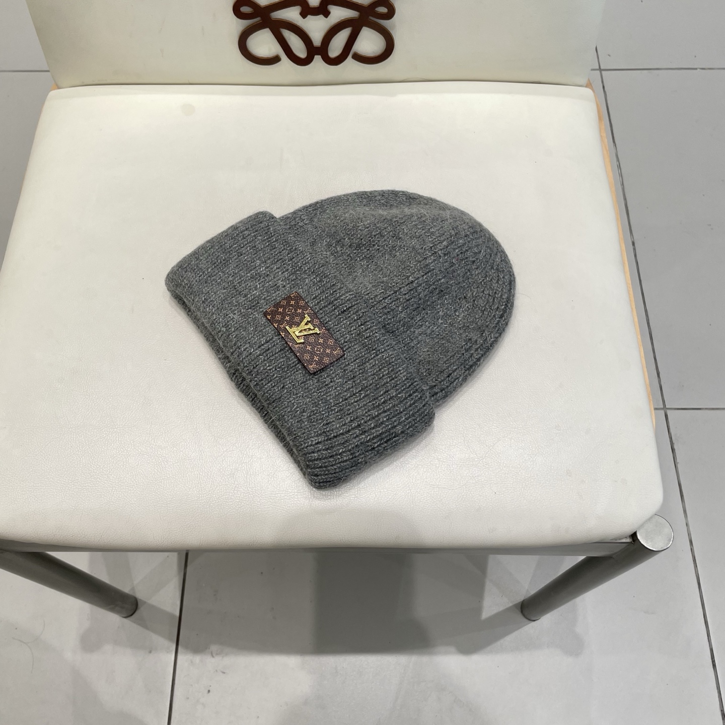   ⚫️Lv羊毛针织帽
非常百搭 男女通用 亲们可以看细节， 透气舒适，采用进口毛线料！潮人必备！