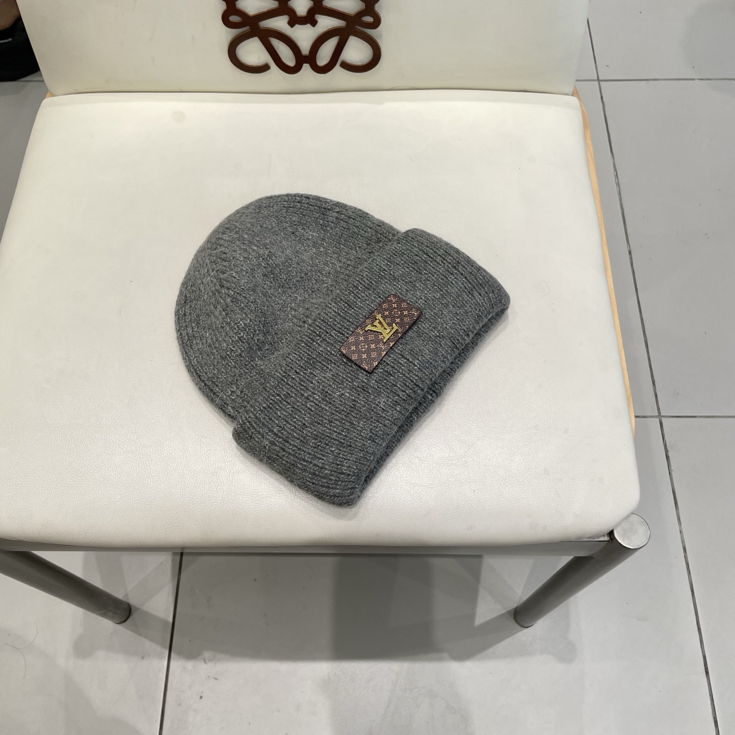   ⚫️Lv羊毛针织帽
非常百搭 男女通用 亲们可以看细节， 透气舒适，采用进口毛线料！潮人必备！