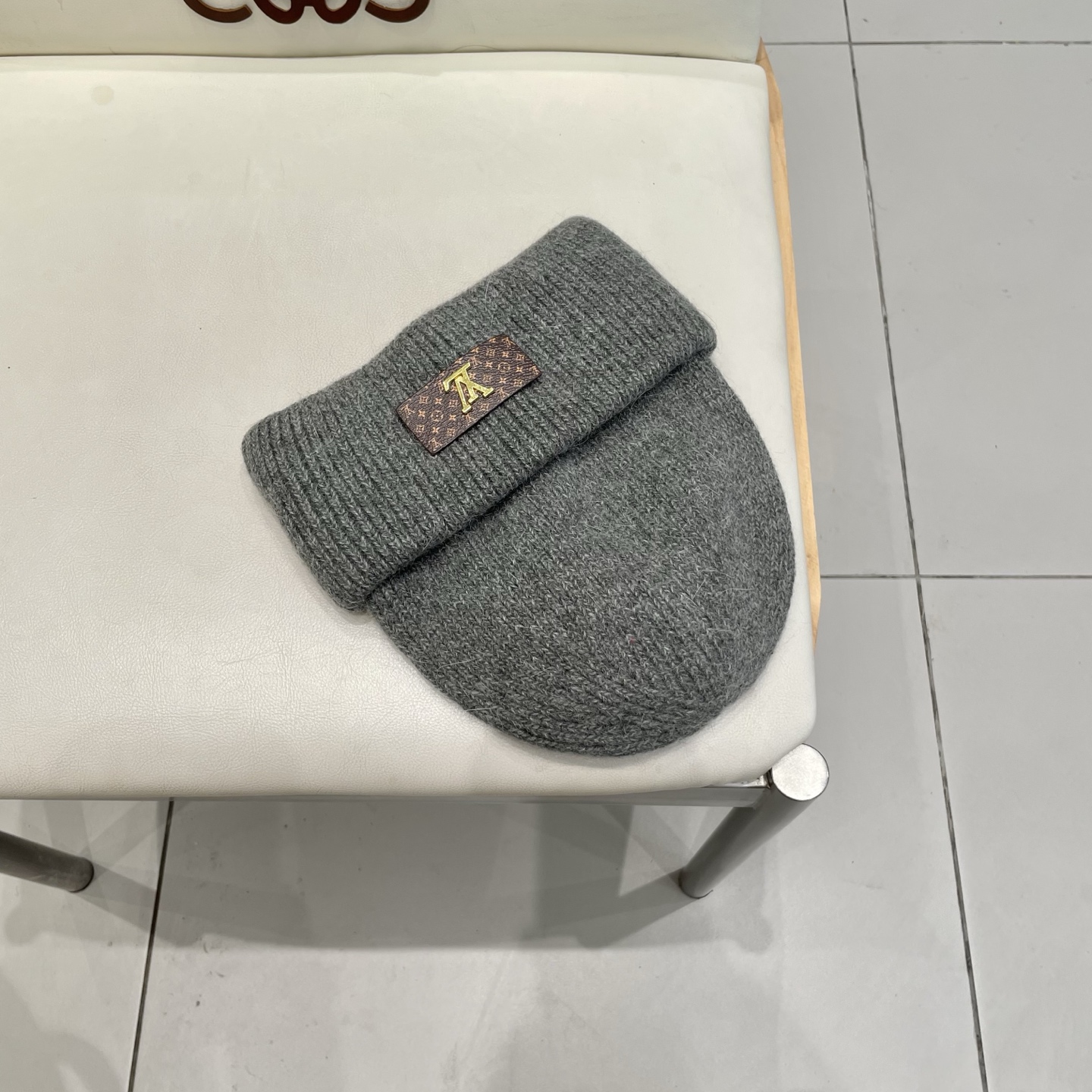   ⚫️Lv羊毛针织帽
非常百搭 男女通用 亲们可以看细节， 透气舒适，采用进口毛线料！潮人必备！