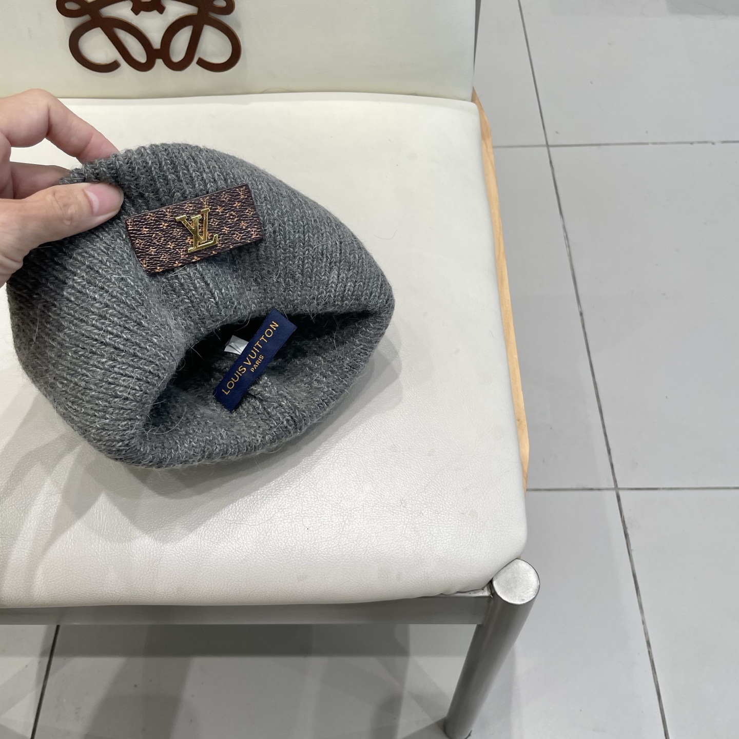   ⚫️Lv羊毛针织帽
非常百搭 男女通用 亲们可以看细节， 透气舒适，采用进口毛线料！潮人必备！