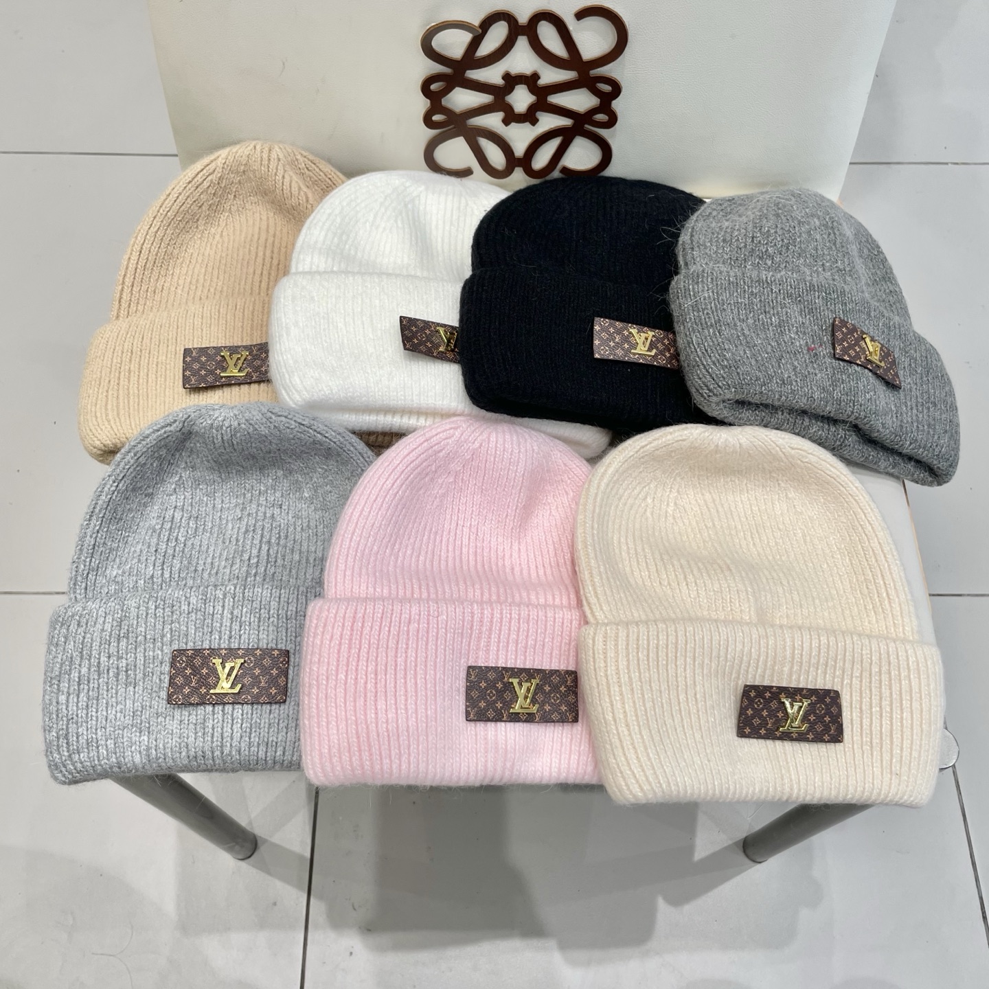  ⚫️Lv羊毛针织帽
非常百搭 男女通用 亲们可以看细节， 透气舒适，采用进口毛线料！潮人必备！