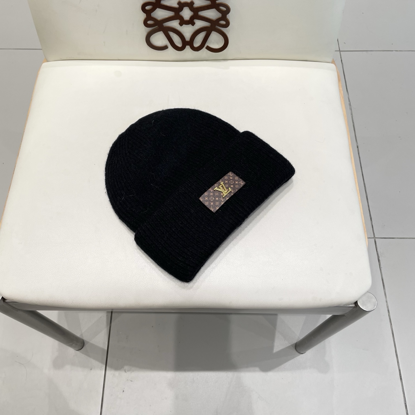   ⚫️Lv羊毛针织帽
非常百搭 男女通用 亲们可以看细节， 透气舒适，采用进口毛线料！潮人必备！