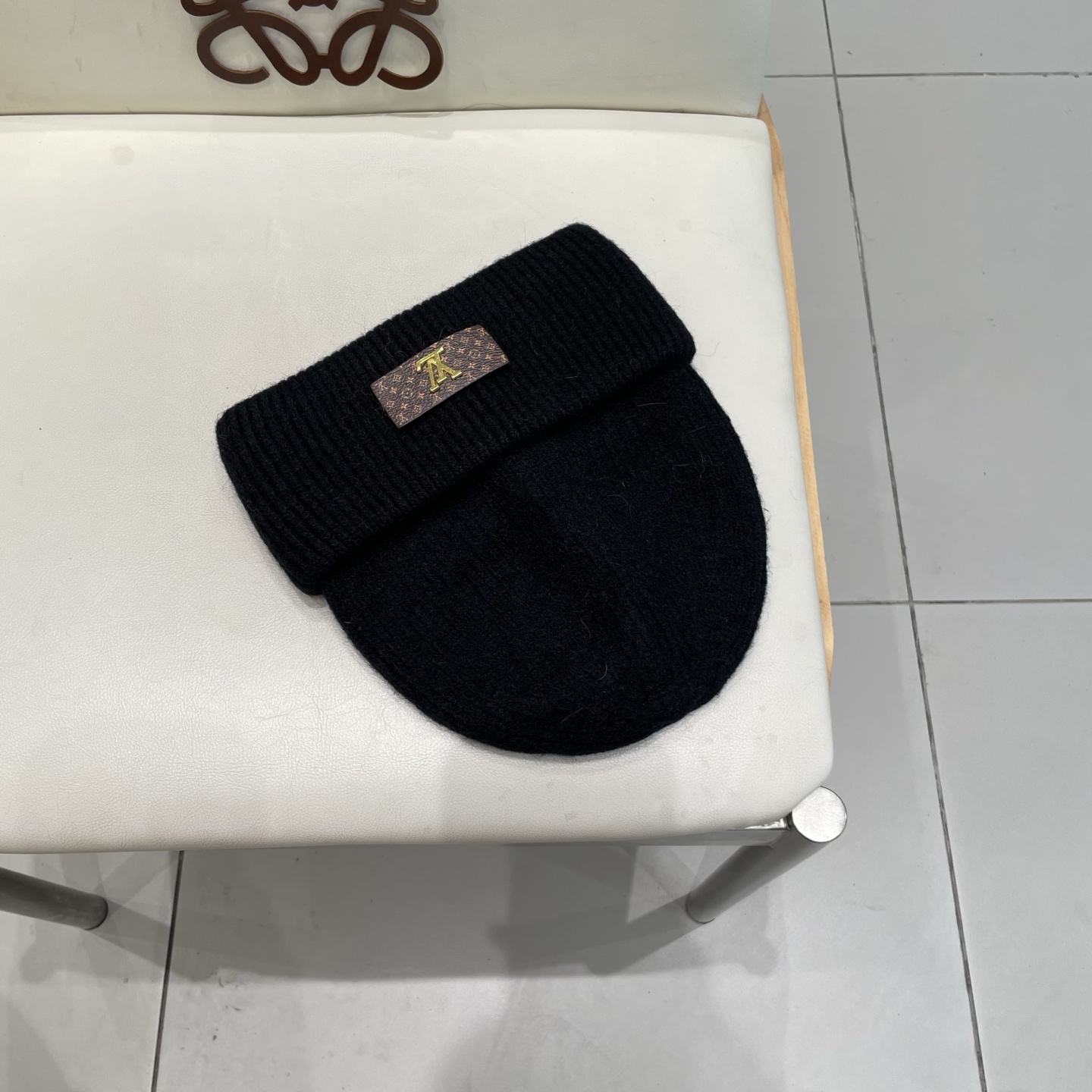   ⚫️Lv羊毛针织帽
非常百搭 男女通用 亲们可以看细节， 透气舒适，采用进口毛线料！潮人必备！