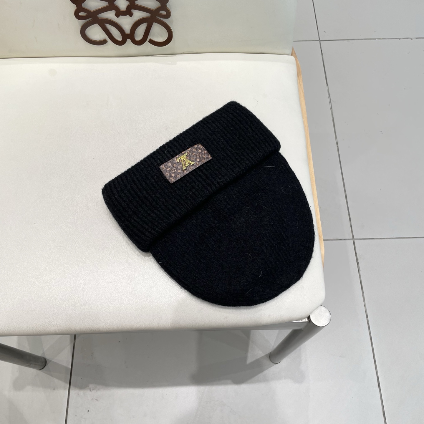   ⚫️Lv羊毛针织帽
非常百搭 男女通用 亲们可以看细节， 透气舒适，采用进口毛线料！潮人必备！