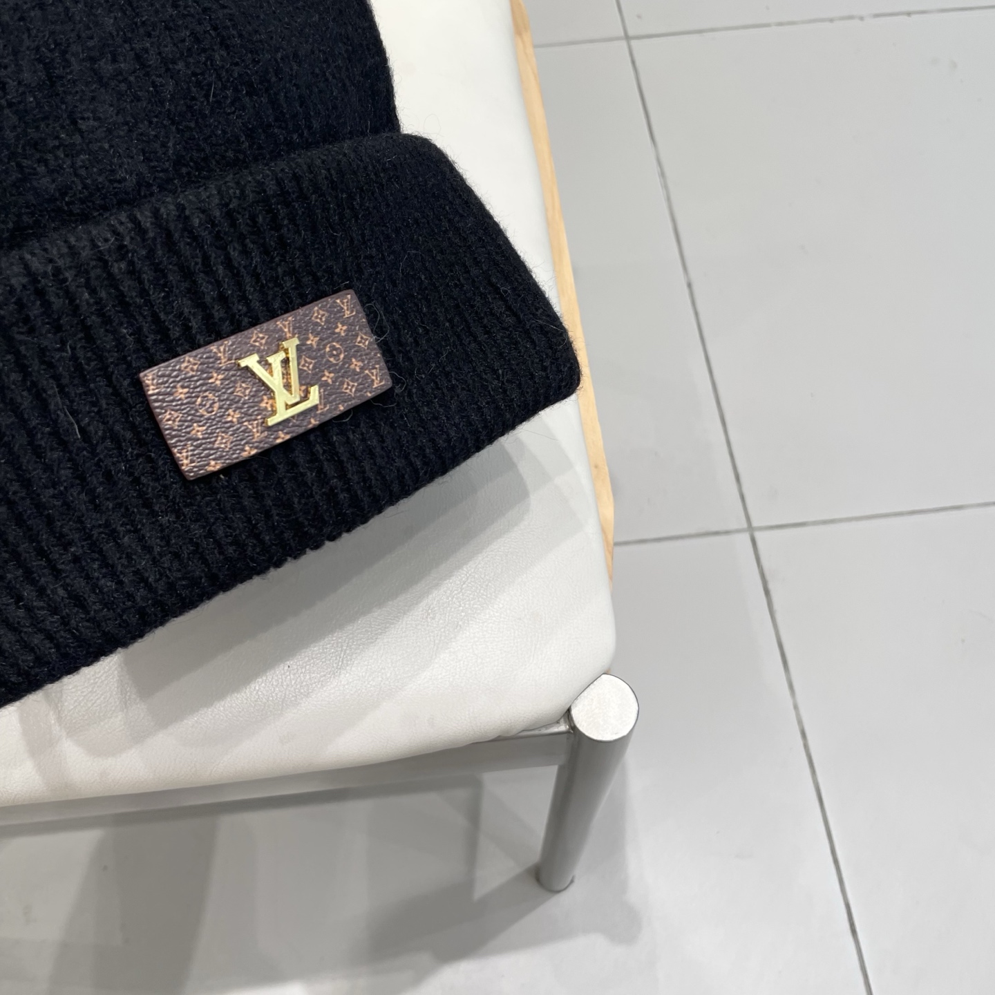   ⚫️Lv羊毛针织帽
非常百搭 男女通用 亲们可以看细节， 透气舒适，采用进口毛线料！潮人必备！