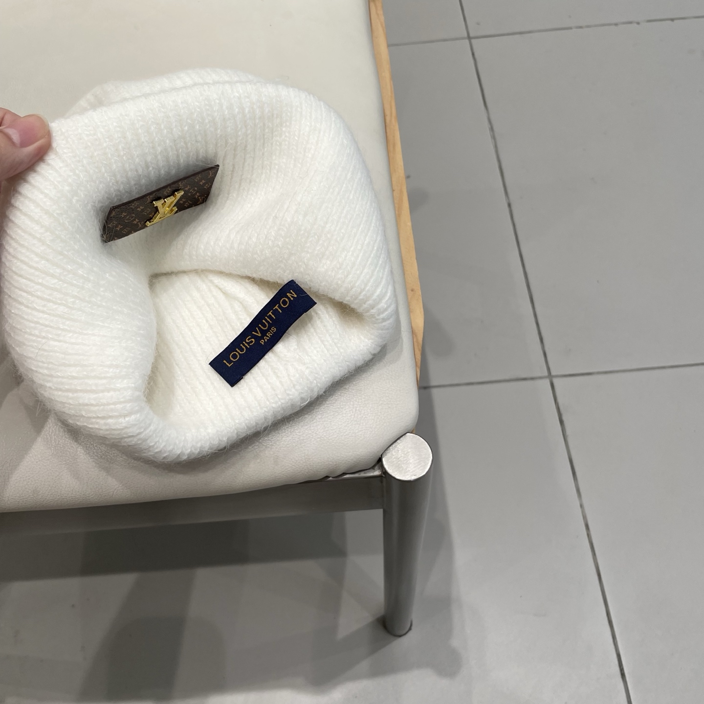   ⚫️Lv羊毛针织帽
非常百搭 男女通用 亲们可以看细节， 透气舒适，采用进口毛线料！潮人必备！