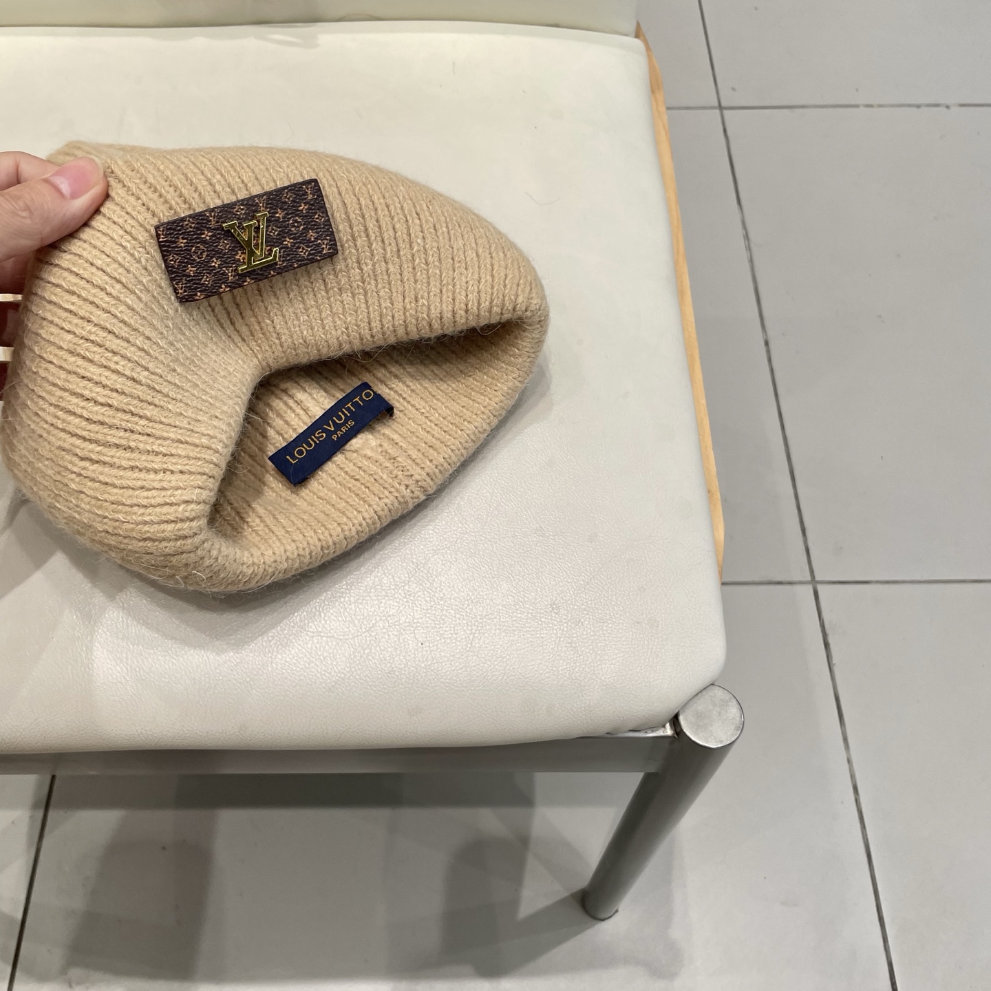   ⚫️Lv羊毛针织帽
非常百搭 男女通用 亲们可以看细节， 透气舒适，采用进口毛线料！潮人必备！