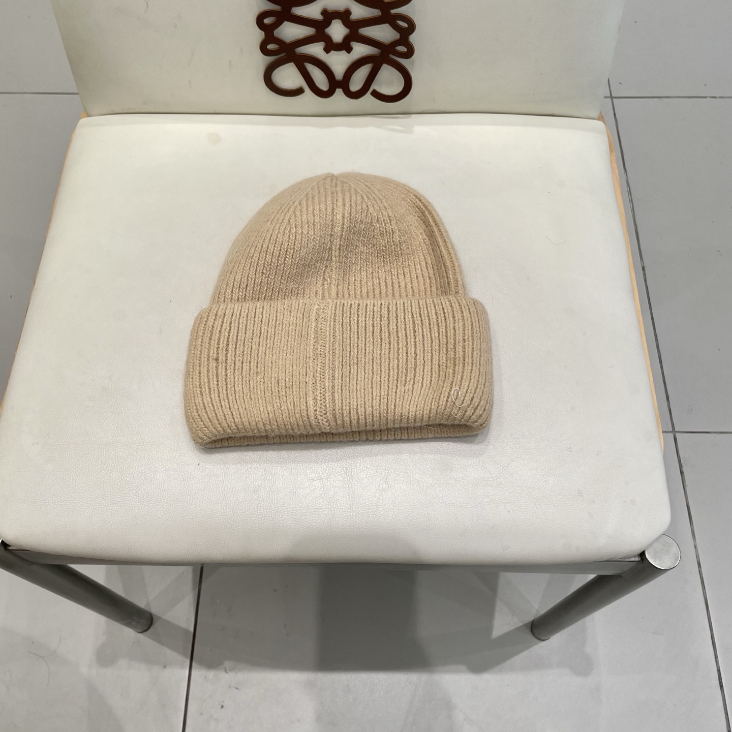   ⚫️Lv羊毛针织帽
非常百搭 男女通用 亲们可以看细节， 透气舒适，采用进口毛线料！潮人必备！