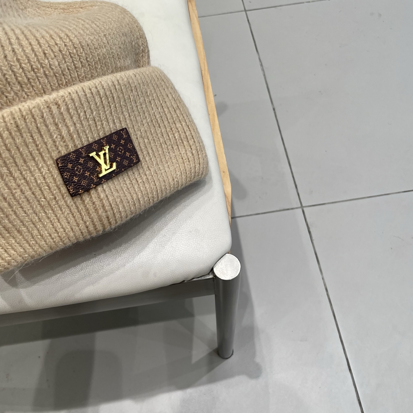   ⚫️Lv羊毛针织帽
非常百搭 男女通用 亲们可以看细节， 透气舒适，采用进口毛线料！潮人必备！