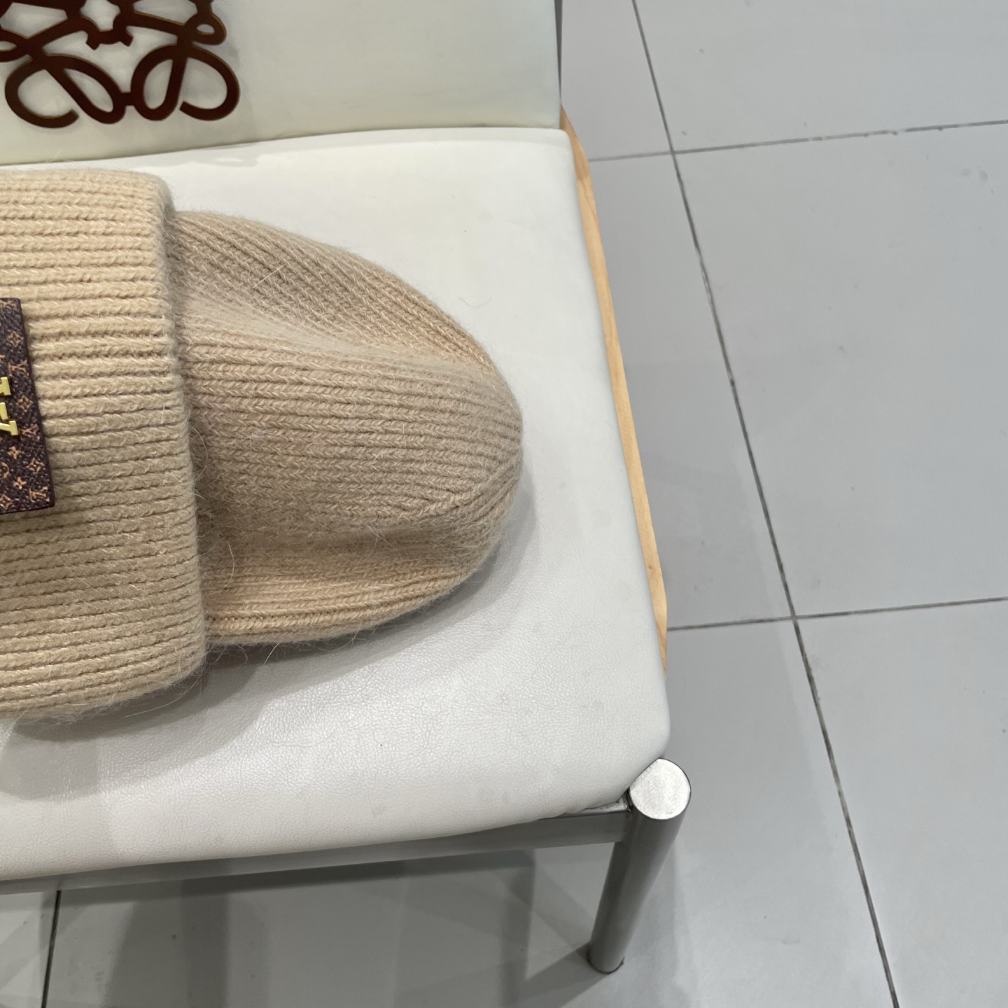   ⚫️Lv羊毛针织帽
非常百搭 男女通用 亲们可以看细节， 透气舒适，采用进口毛线料！潮人必备！