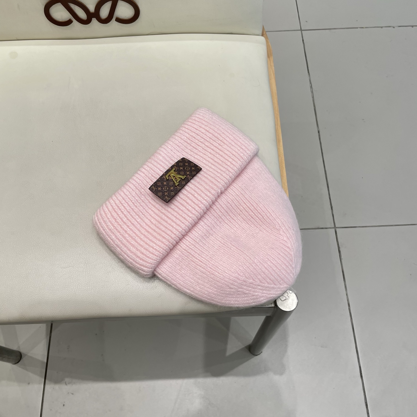   ⚫️Lv羊毛针织帽
非常百搭 男女通用 亲们可以看细节， 透气舒适，采用进口毛线料！潮人必备！