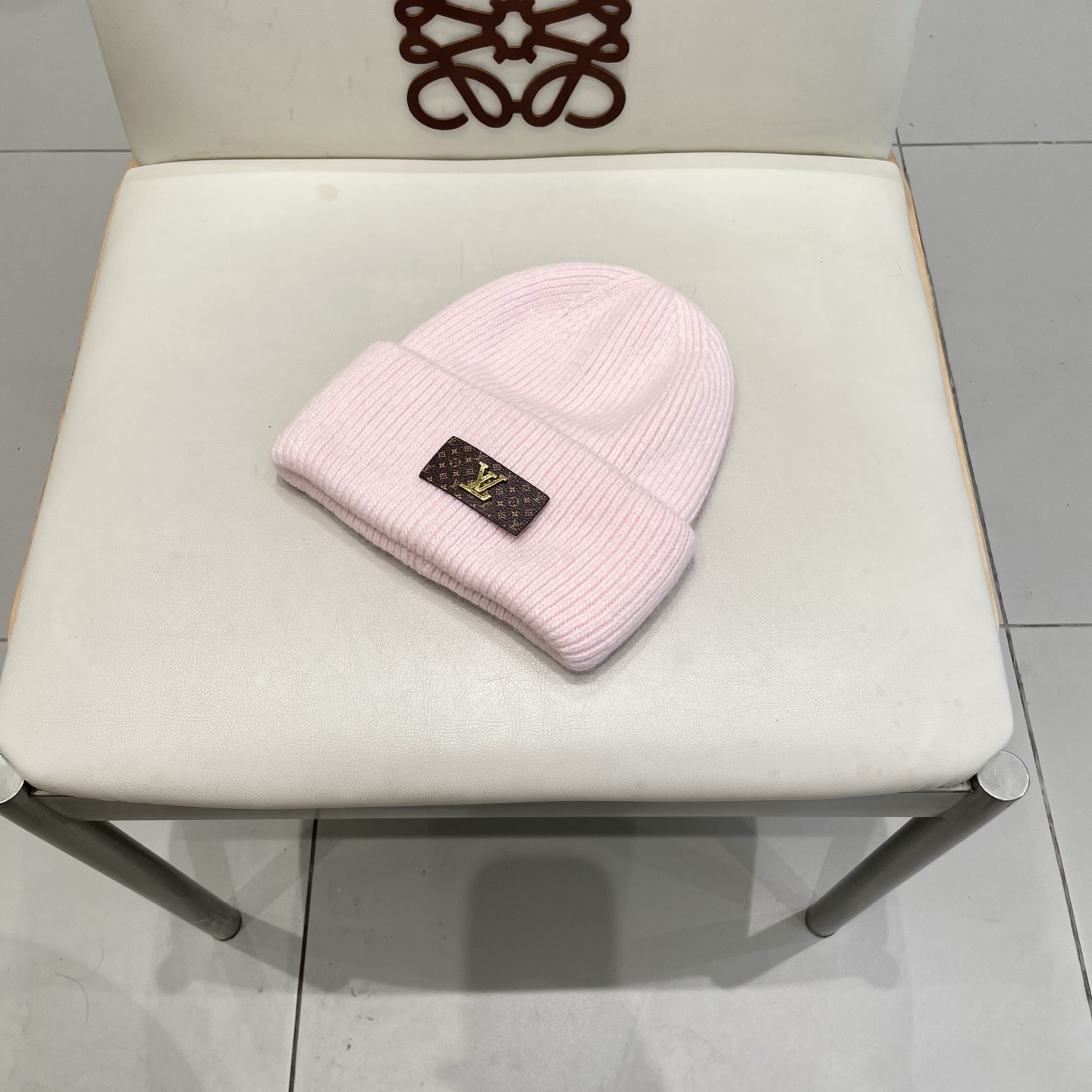   ⚫️Lv羊毛针织帽
非常百搭 男女通用 亲们可以看细节， 透气舒适，采用进口毛线料！潮人必备！