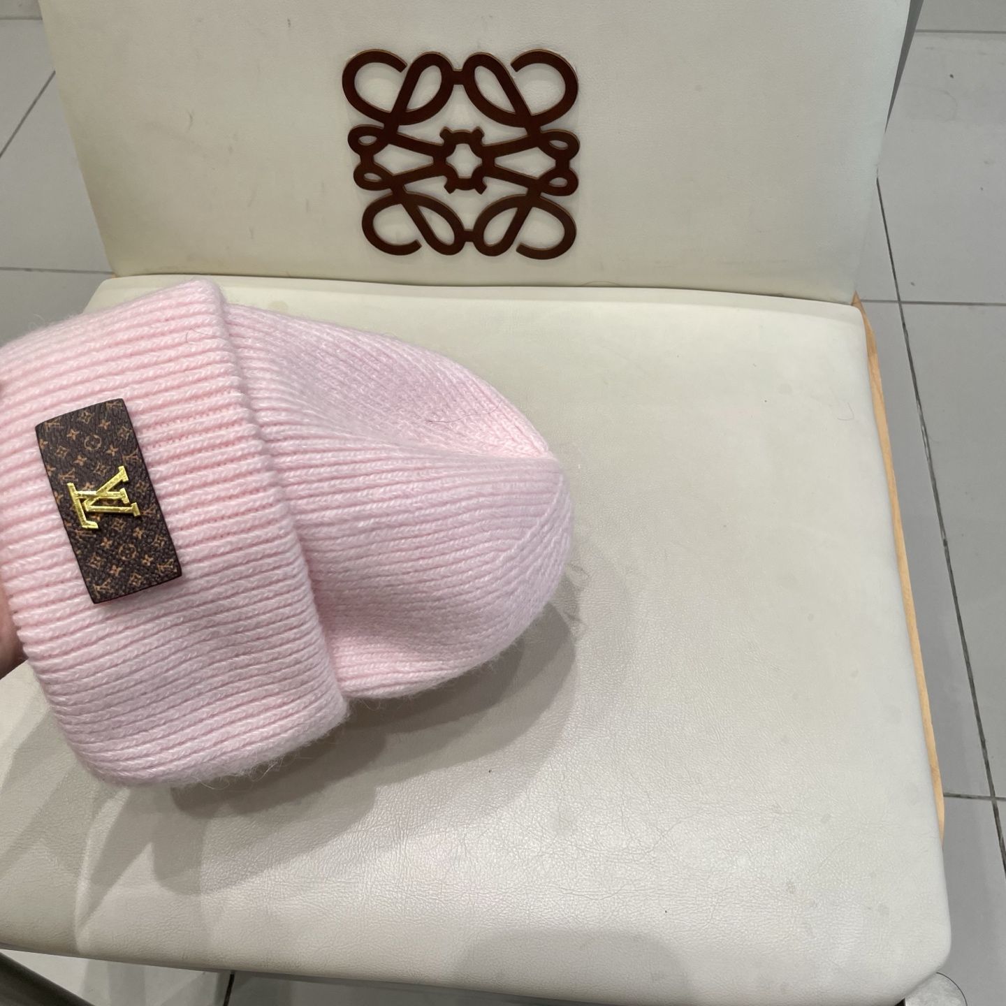   ⚫️Lv羊毛针织帽
非常百搭 男女通用 亲们可以看细节， 透气舒适，采用进口毛线料！潮人必备！