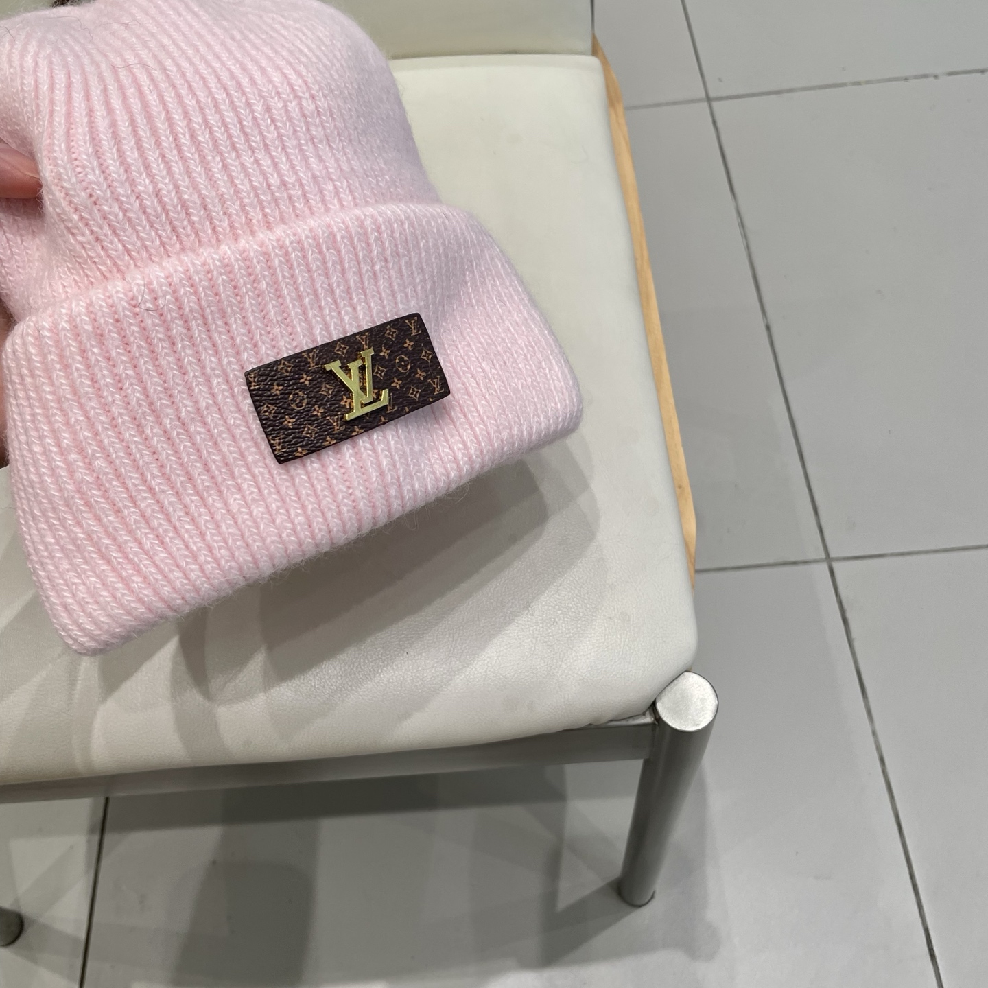   ⚫️Lv羊毛针织帽
非常百搭 男女通用 亲们可以看细节， 透气舒适，采用进口毛线料！潮人必备！