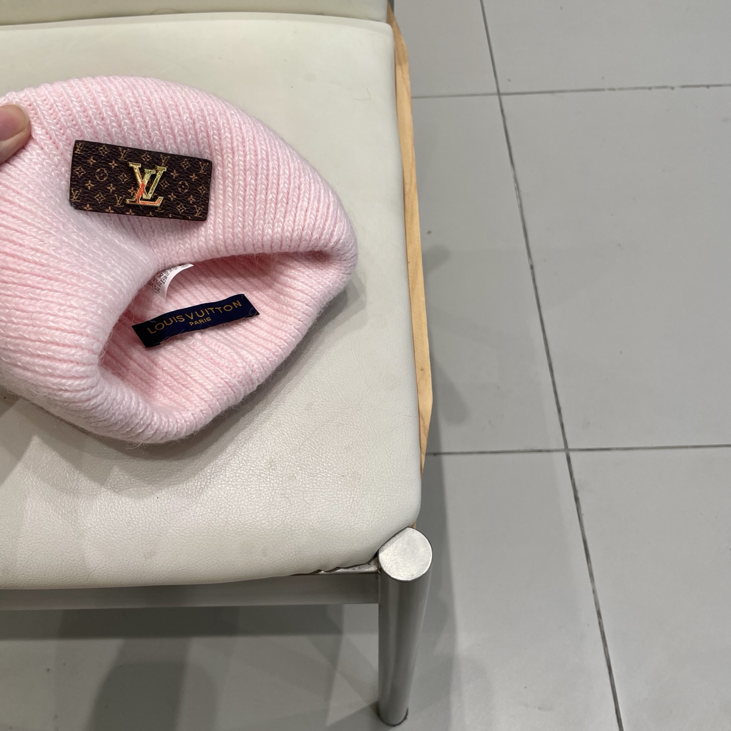   ⚫️Lv羊毛针织帽
非常百搭 男女通用 亲们可以看细节， 透气舒适，采用进口毛线料！潮人必备！