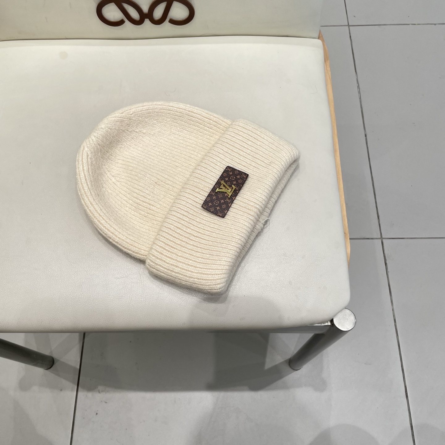   ⚫️Lv羊毛针织帽
非常百搭 男女通用 亲们可以看细节， 透气舒适，采用进口毛线料！潮人必备！