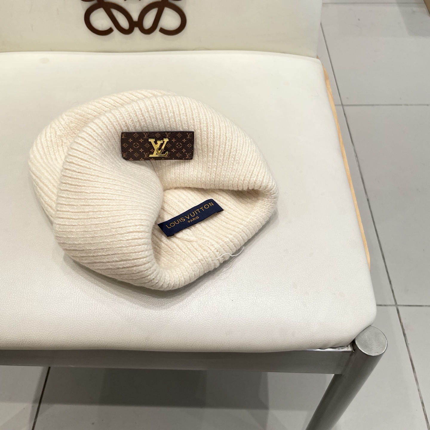   ⚫️Lv羊毛针织帽
非常百搭 男女通用 亲们可以看细节， 透气舒适，采用进口毛线料！潮人必备！