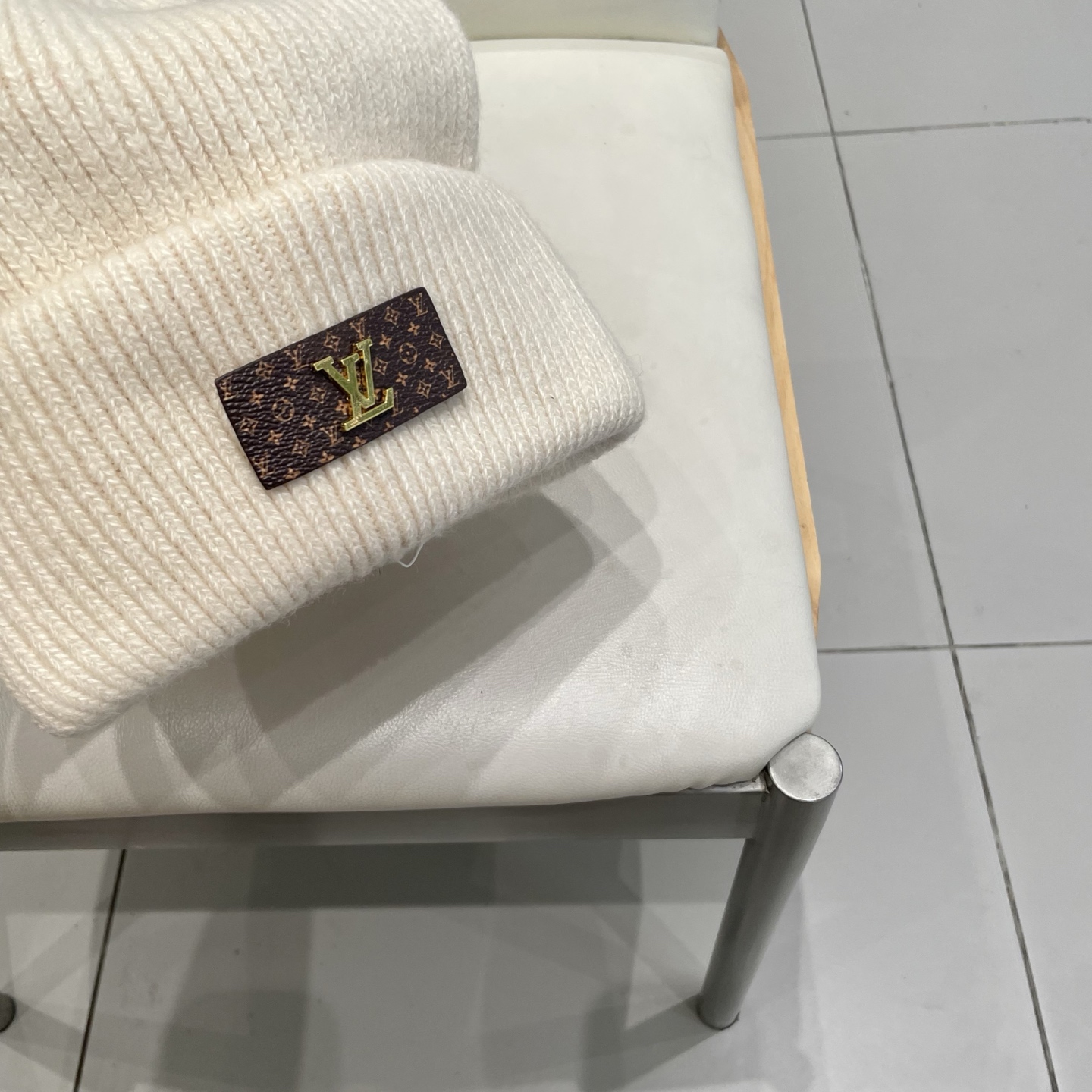   ⚫️Lv羊毛针织帽
非常百搭 男女通用 亲们可以看细节， 透气舒适，采用进口毛线料！潮人必备！