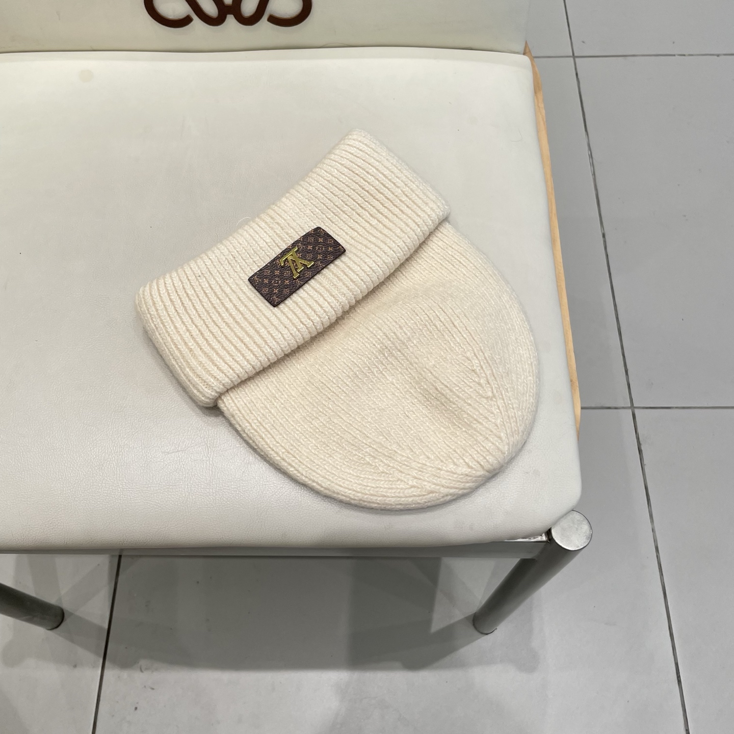   ⚫️Lv羊毛针织帽
非常百搭 男女通用 亲们可以看细节， 透气舒适，采用进口毛线料！潮人必备！