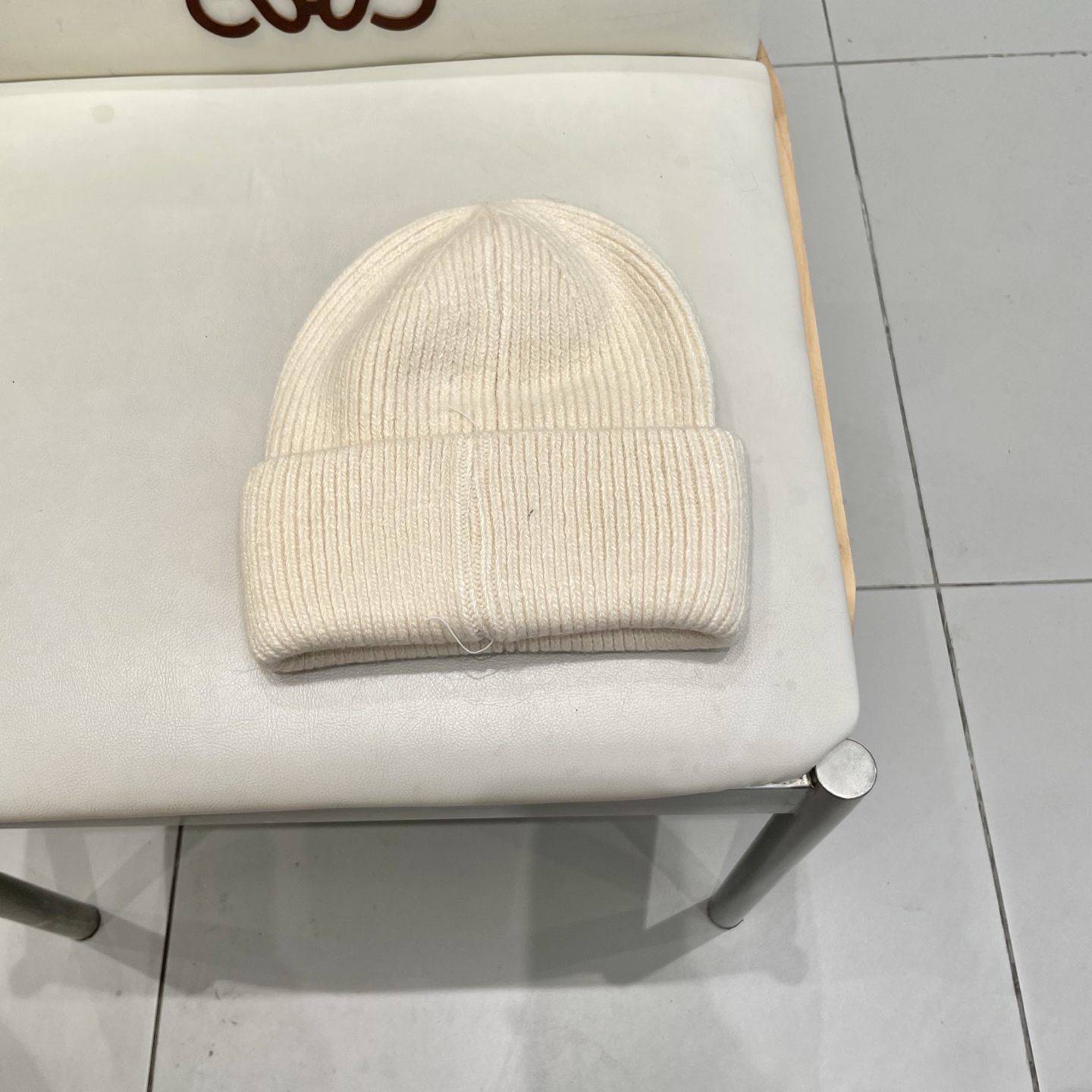   ⚫️Lv羊毛针织帽
非常百搭 男女通用 亲们可以看细节， 透气舒适，采用进口毛线料！潮人必备！