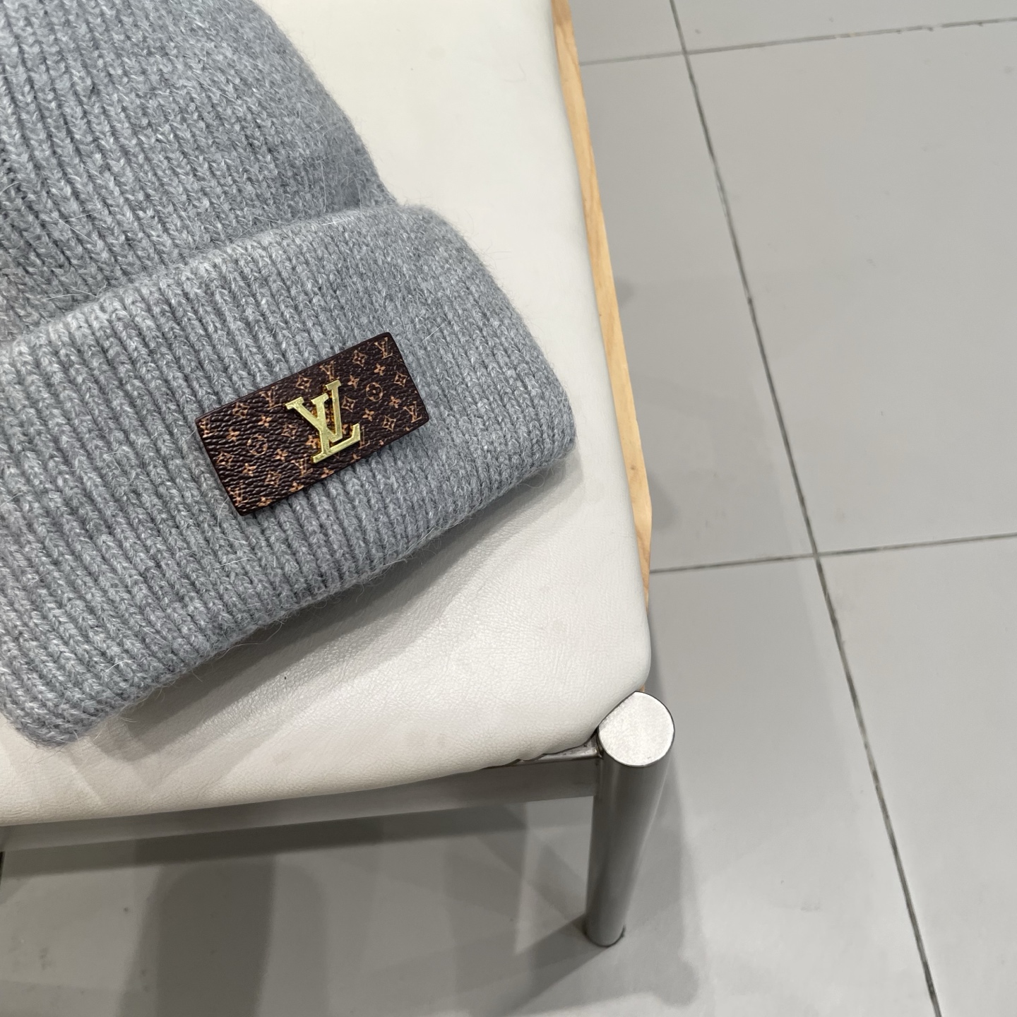   ⚫️Lv羊毛针织帽
非常百搭 男女通用 亲们可以看细节， 透气舒适，采用进口毛线料！潮人必备！