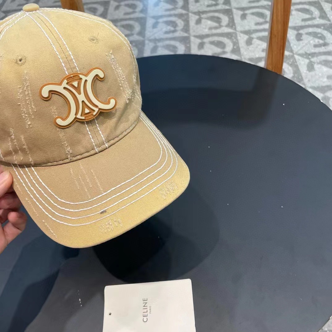  CELINE（塞琳）棒球帽🧢
必须要拥有这样一款帽子。
简简单单但很有辨识度 走在人群中一眼就能吸引住