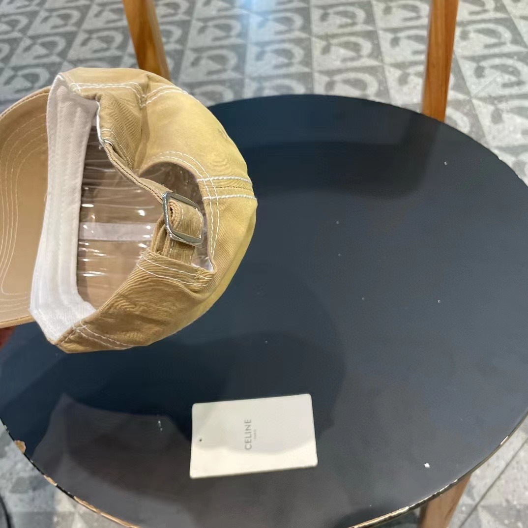  CELINE（塞琳）棒球帽🧢
必须要拥有这样一款帽子。
简简单单但很有辨识度 走在人群中一眼就能吸引住