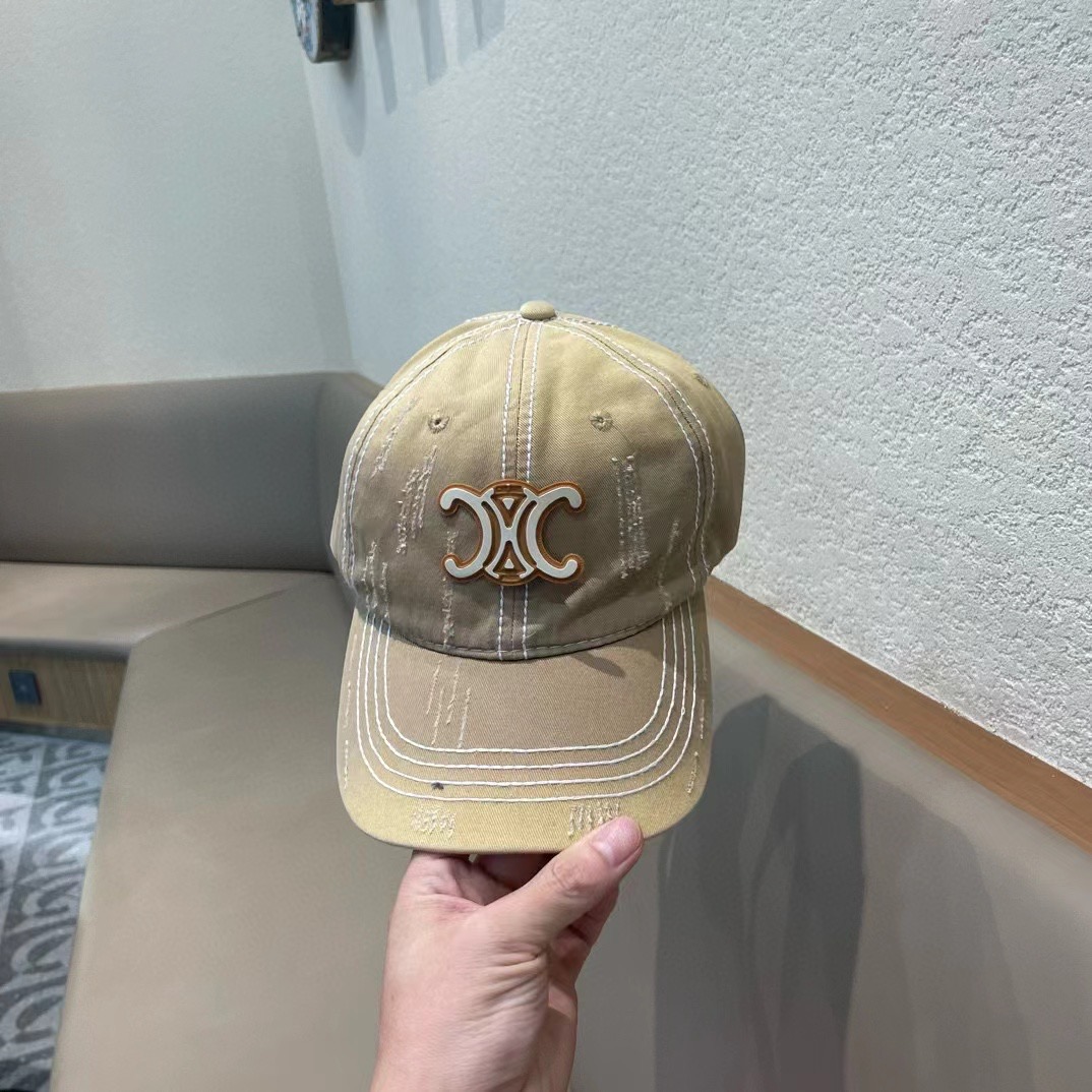  CELINE（塞琳）棒球帽🧢
必须要拥有这样一款帽子。
简简单单但很有辨识度 走在人群中一眼就能吸引住