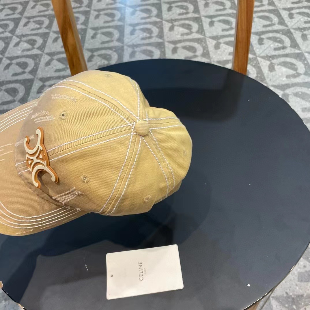  CELINE（塞琳）棒球帽🧢
必须要拥有这样一款帽子。
简简单单但很有辨识度 走在人群中一眼就能吸引住
