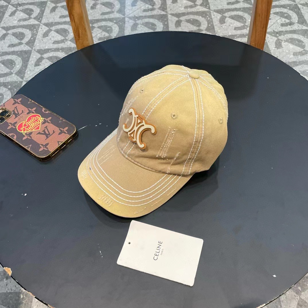  CELINE（塞琳）棒球帽🧢
必须要拥有这样一款帽子。
简简单单但很有辨识度 走在人群中一眼就能吸引住