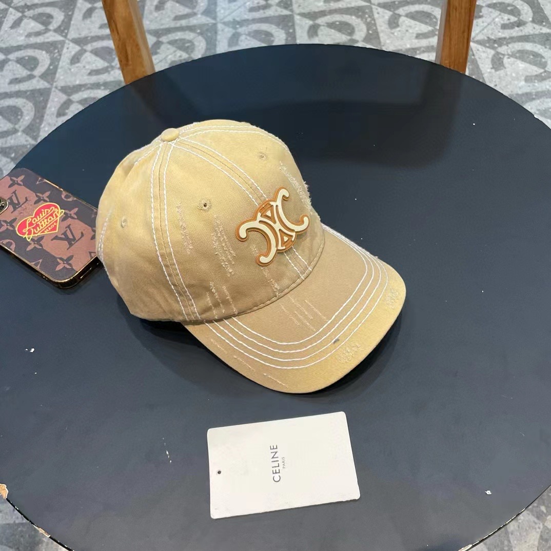  CELINE（塞琳）棒球帽🧢
必须要拥有这样一款帽子。
简简单单但很有辨识度 走在人群中一眼就能吸引住