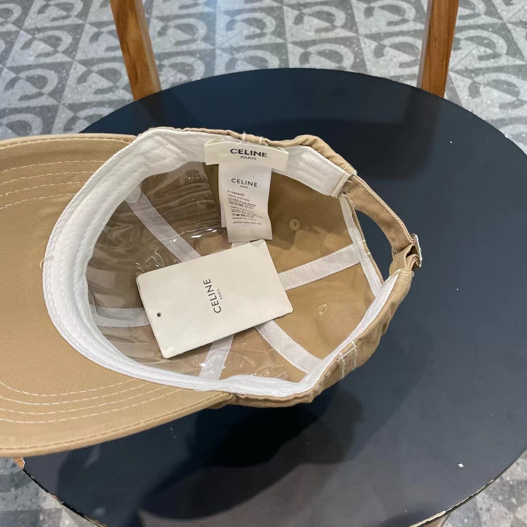 CELINE（塞琳）棒球帽🧢
必须要拥有这样一款帽子。
简简单单但很有辨识度 走在人群中一眼就能吸引住