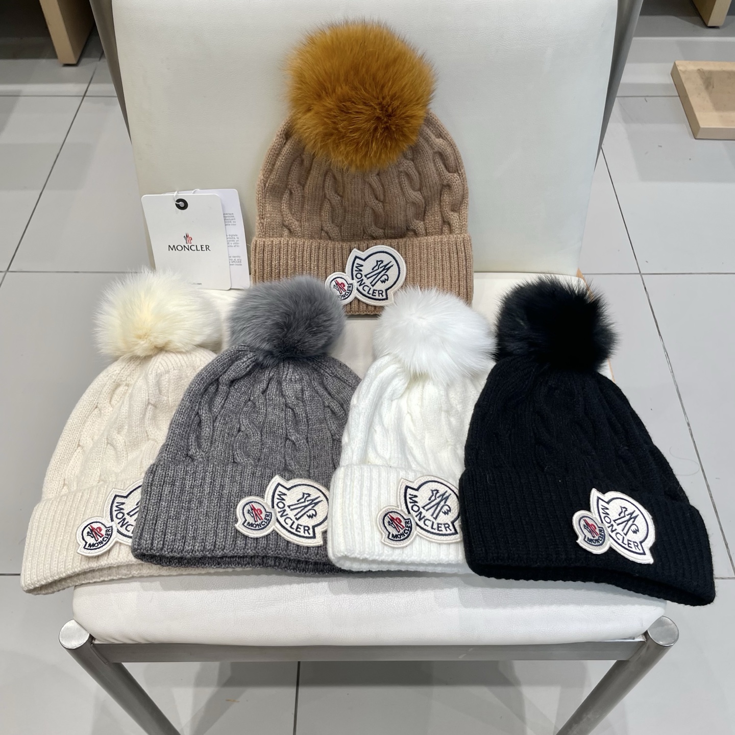   经典蒙口毛线帽
秋冬颜值超高的单品之一
真狐狸毛球 毛质非常紧致有质感！
四个颜色哦～拍照很上镜👋