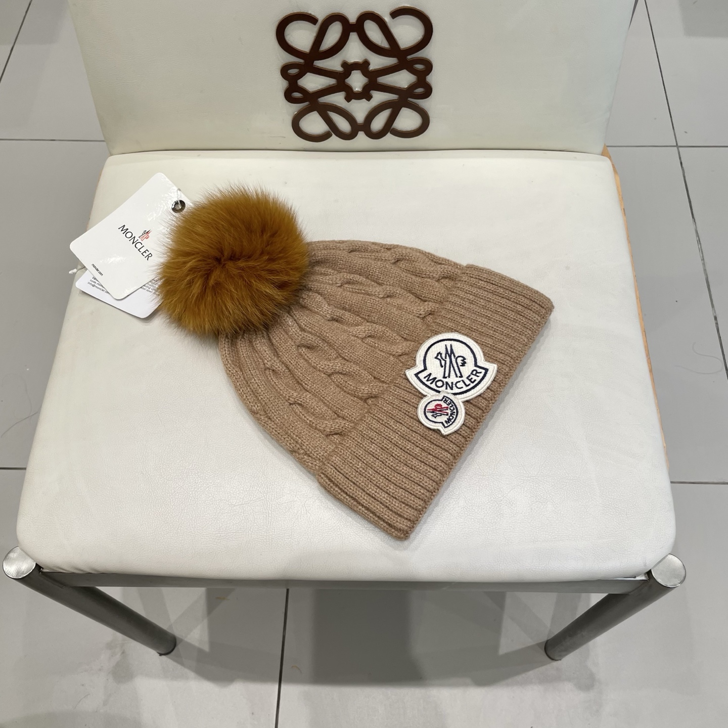   经典蒙口毛线帽
秋冬颜值超高的单品之一
真狐狸毛球 毛质非常紧致有质感！
四个颜色哦～拍照很上镜👋